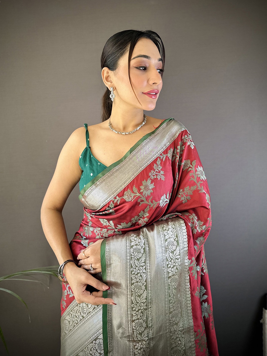 

NIWAA Woven Design Zari Pure Silk Banarasi Saree, Red
