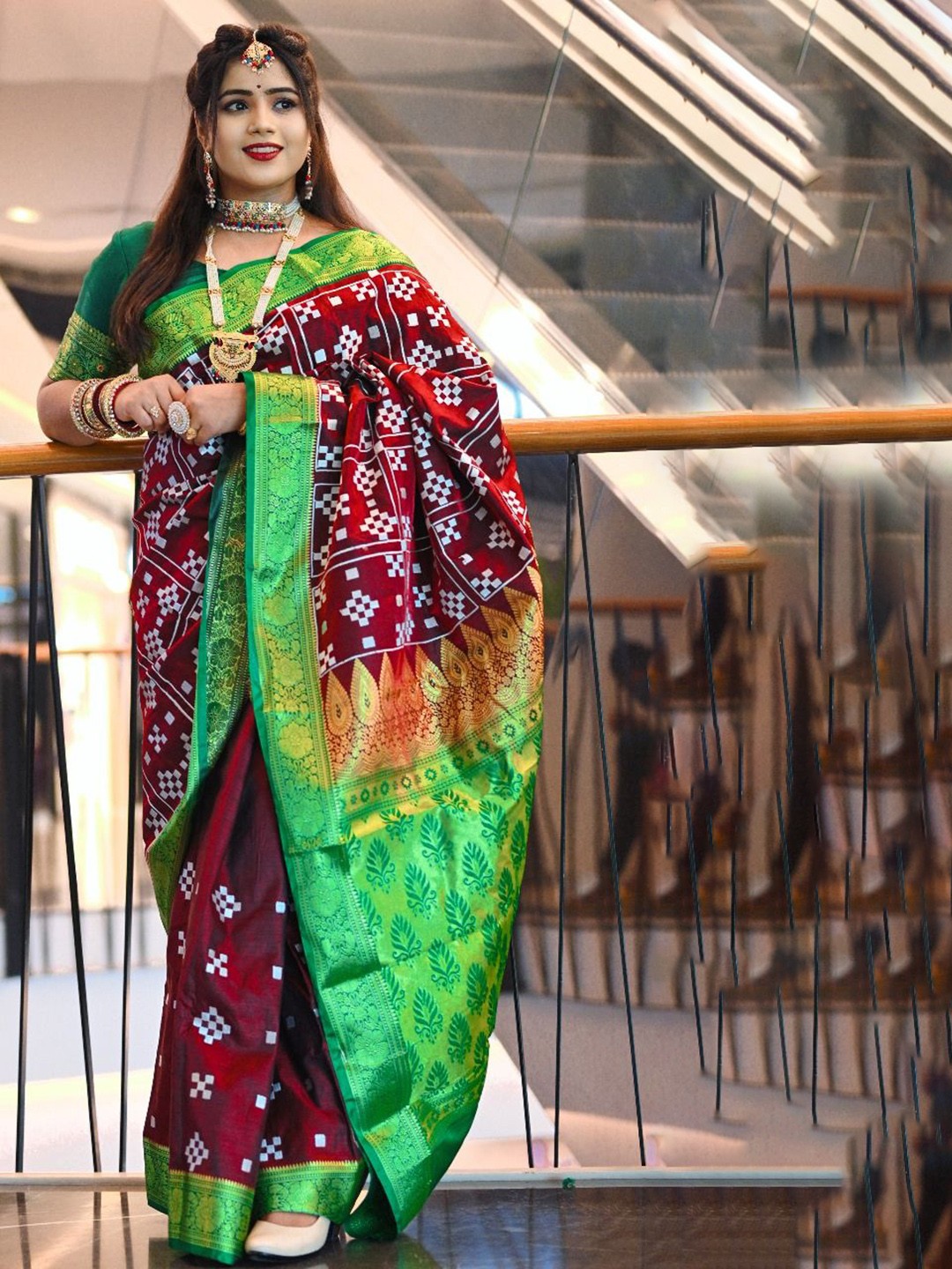 

GS CREATION Zari Satin Banarasi Saree, Maroon