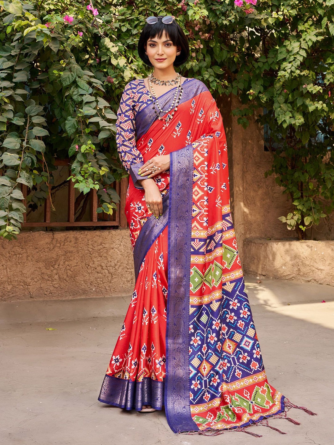 

Sanu Silk Floral Zari Silk Blend Ikat Saree, Red