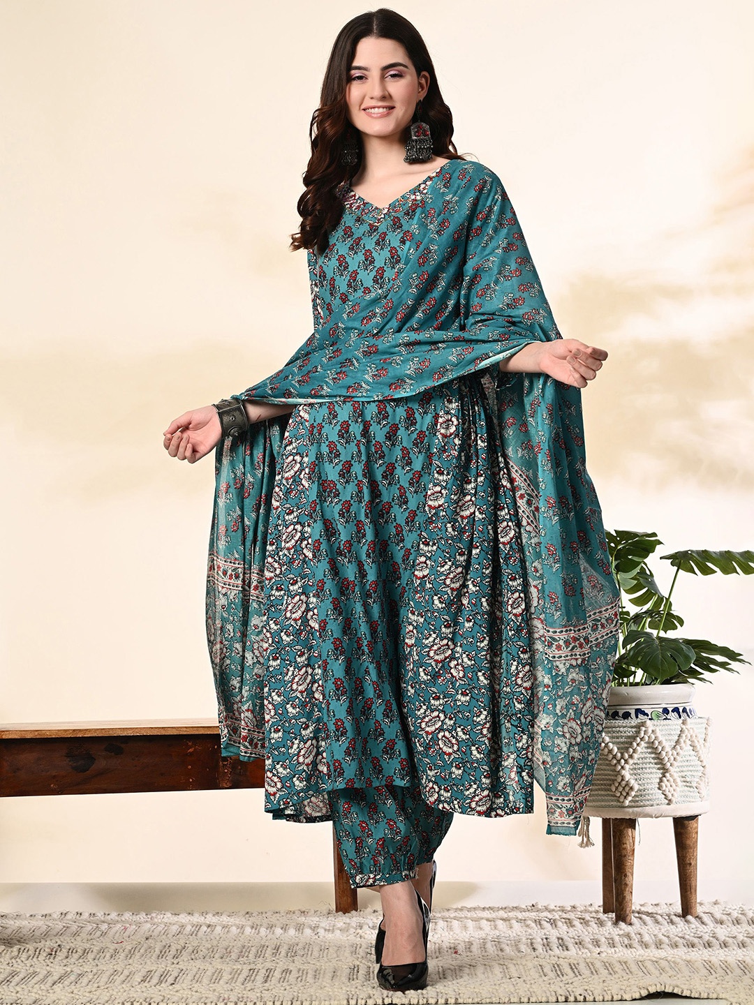 

ZOGAN Women Floral Printed Regular Kurta with Salwar & With Dupatta, Green