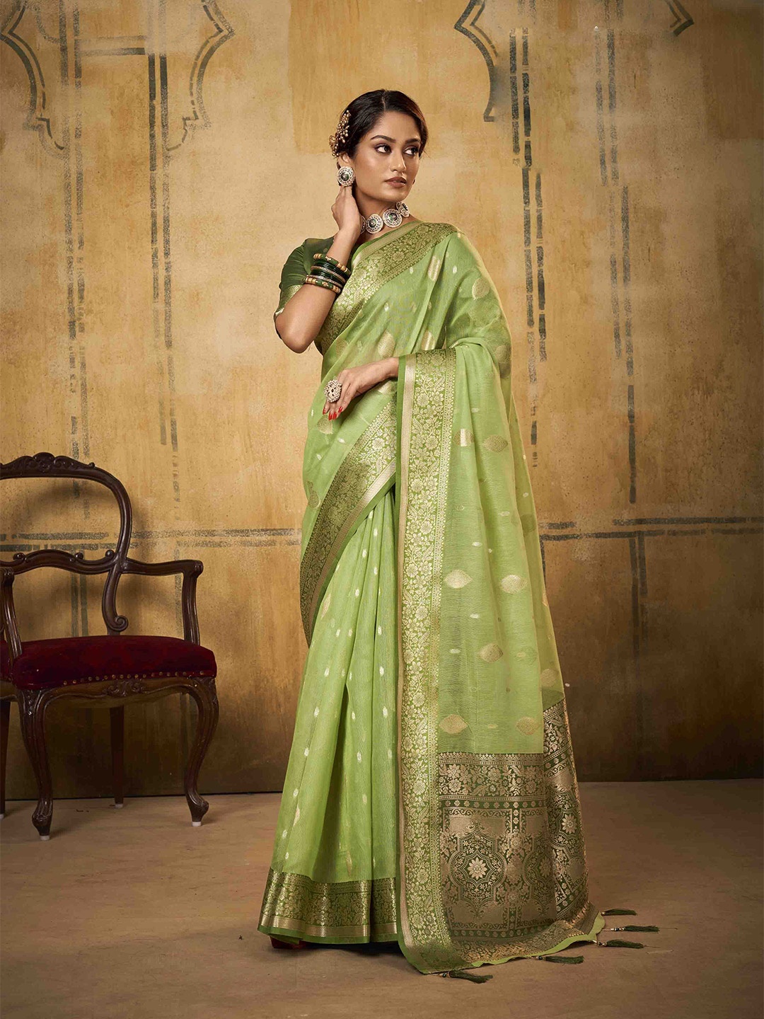 

DIVASTRI Woven Design Zari Silk Blend Saree, Green