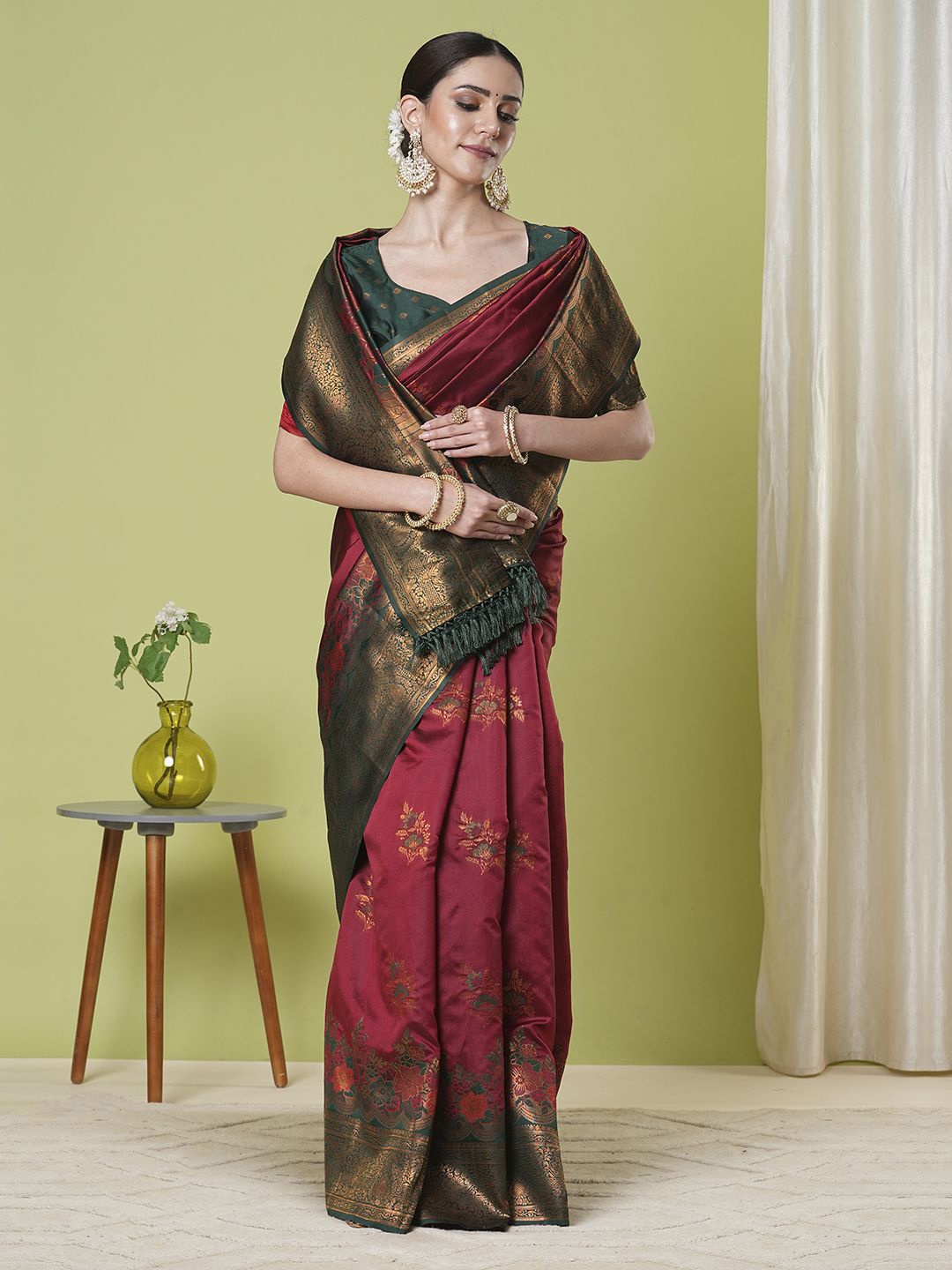 

DIVASTRI Woven Design Zari Silk Blend Banarasi Saree, Red