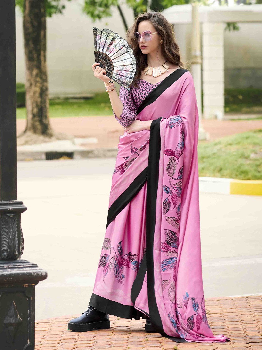 

Blissta Floral Satin Saree, Pink