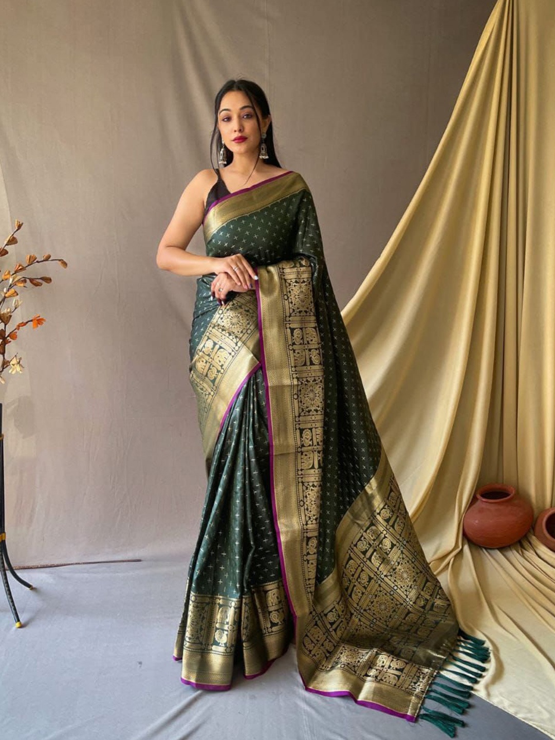 

VORIMA Woven Design Pure Cotton Saree, Green