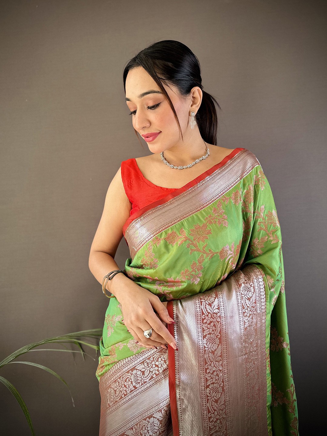 

NIWAA Woven Design Zari Pure Silk Banarasi Saree, Green