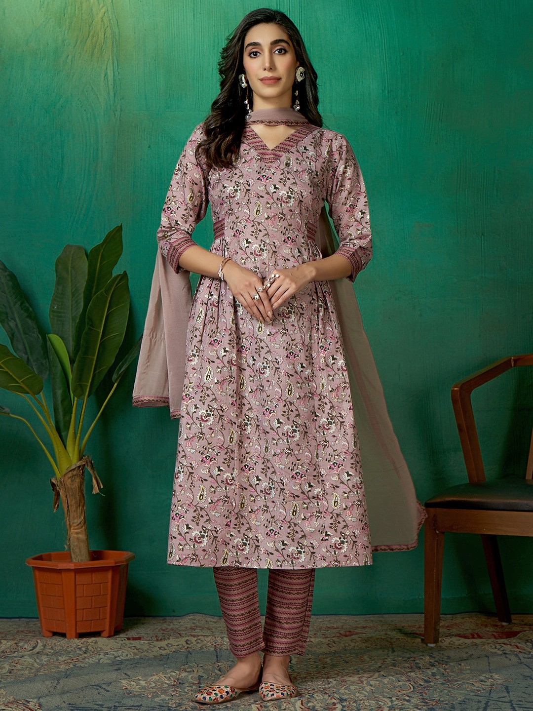 

DIVASTRI Women Floral Printed Regular Gotta Patti Pure Cotton Kurta with Trousers & With Dupatta, Purple