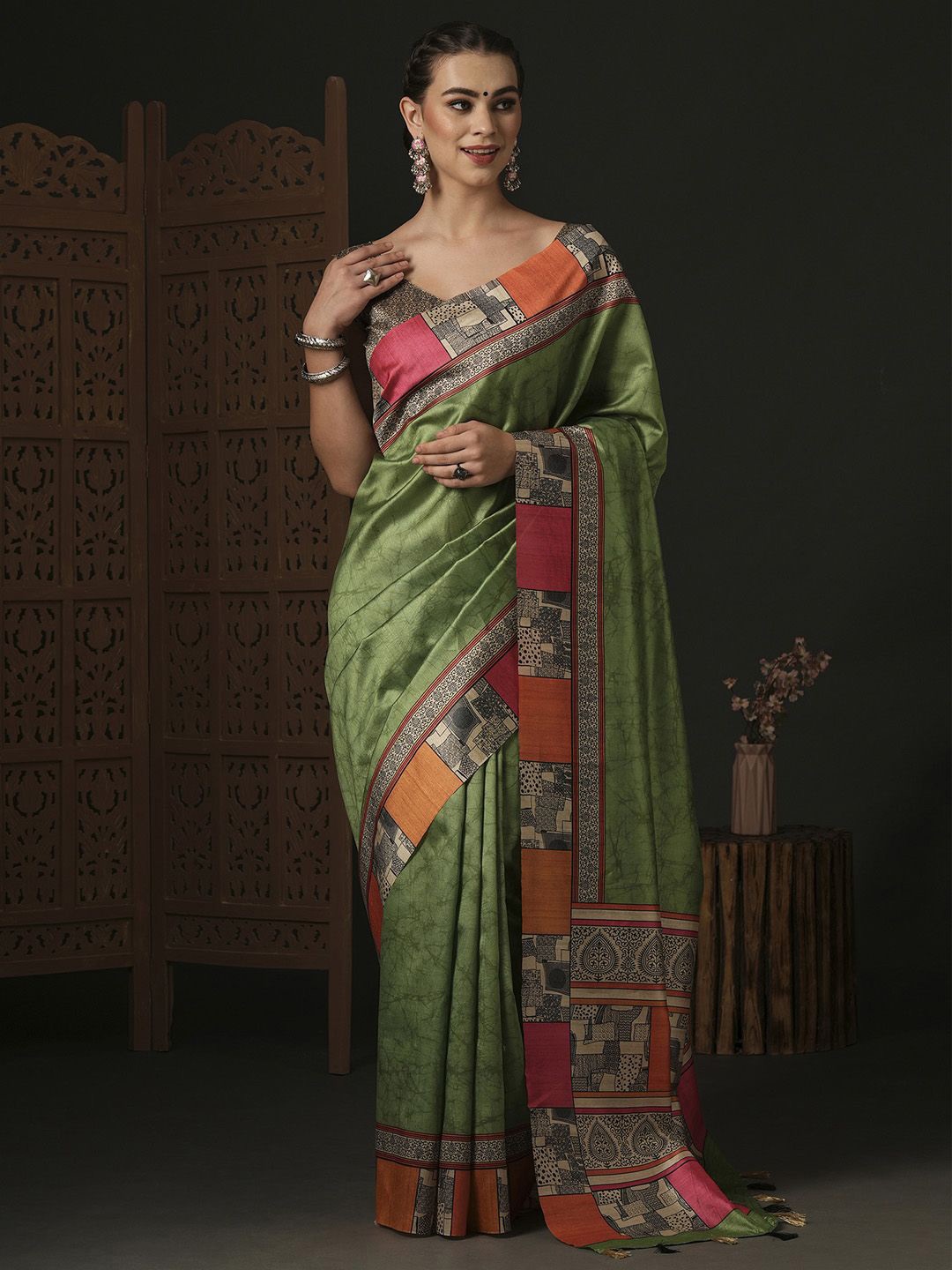 

Mitera Ethnic Motifs Silk Blend Dabu Saree, Green