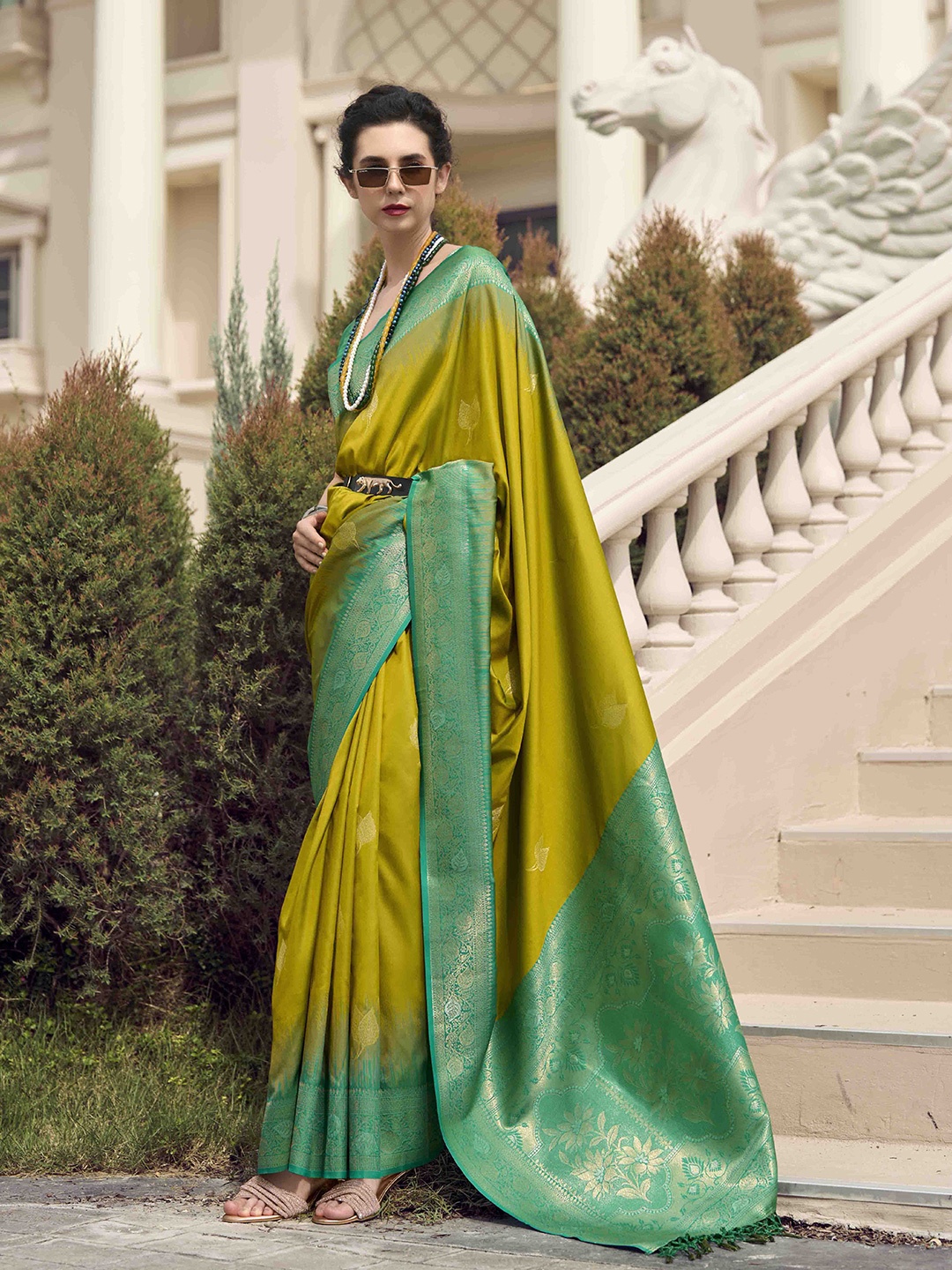 

DIVASTRI Woven Design Zari Silk Blend Saree, Lime green