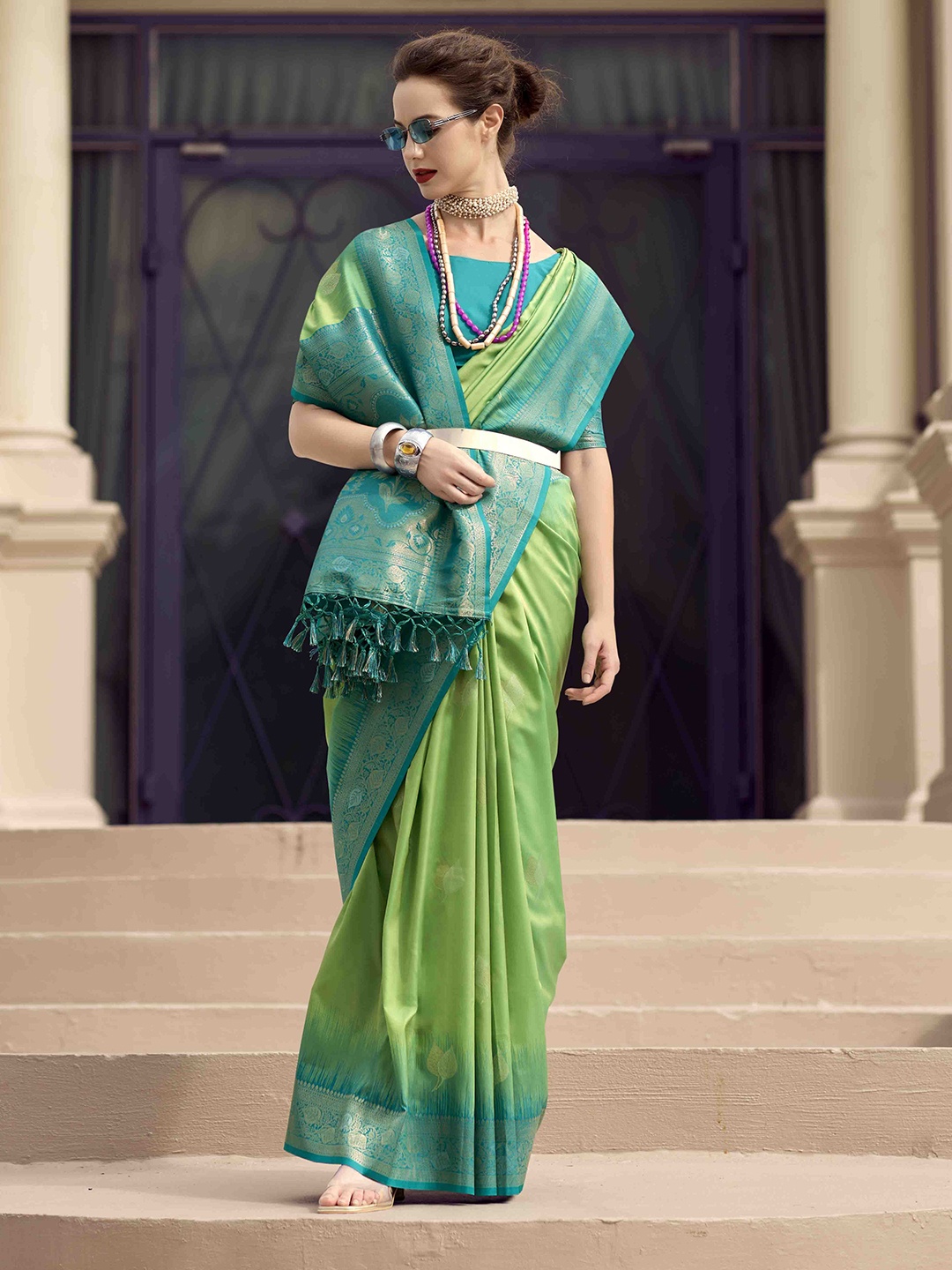 

DIVASTRI Woven Design Zari Silk Blend Saree, Green