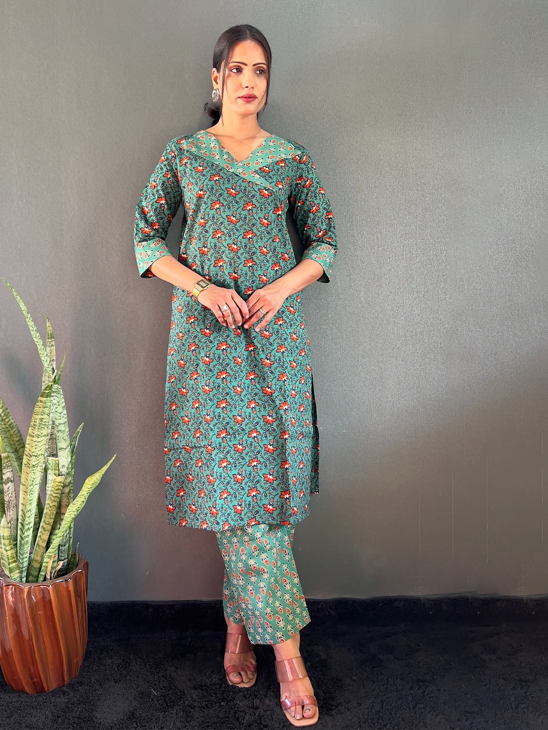 

SHREE KUDMAI Women Floral Printed Regular Pure Cotton Kurta with Trousers, Green