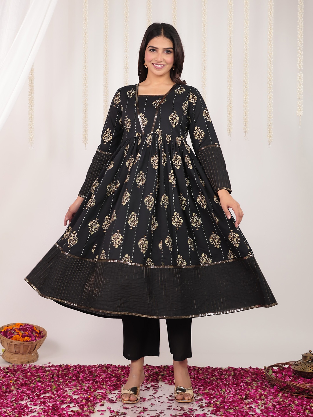 

Aramya Soft Cotton Floral Print Anarkali Kurta Set For Women, Black