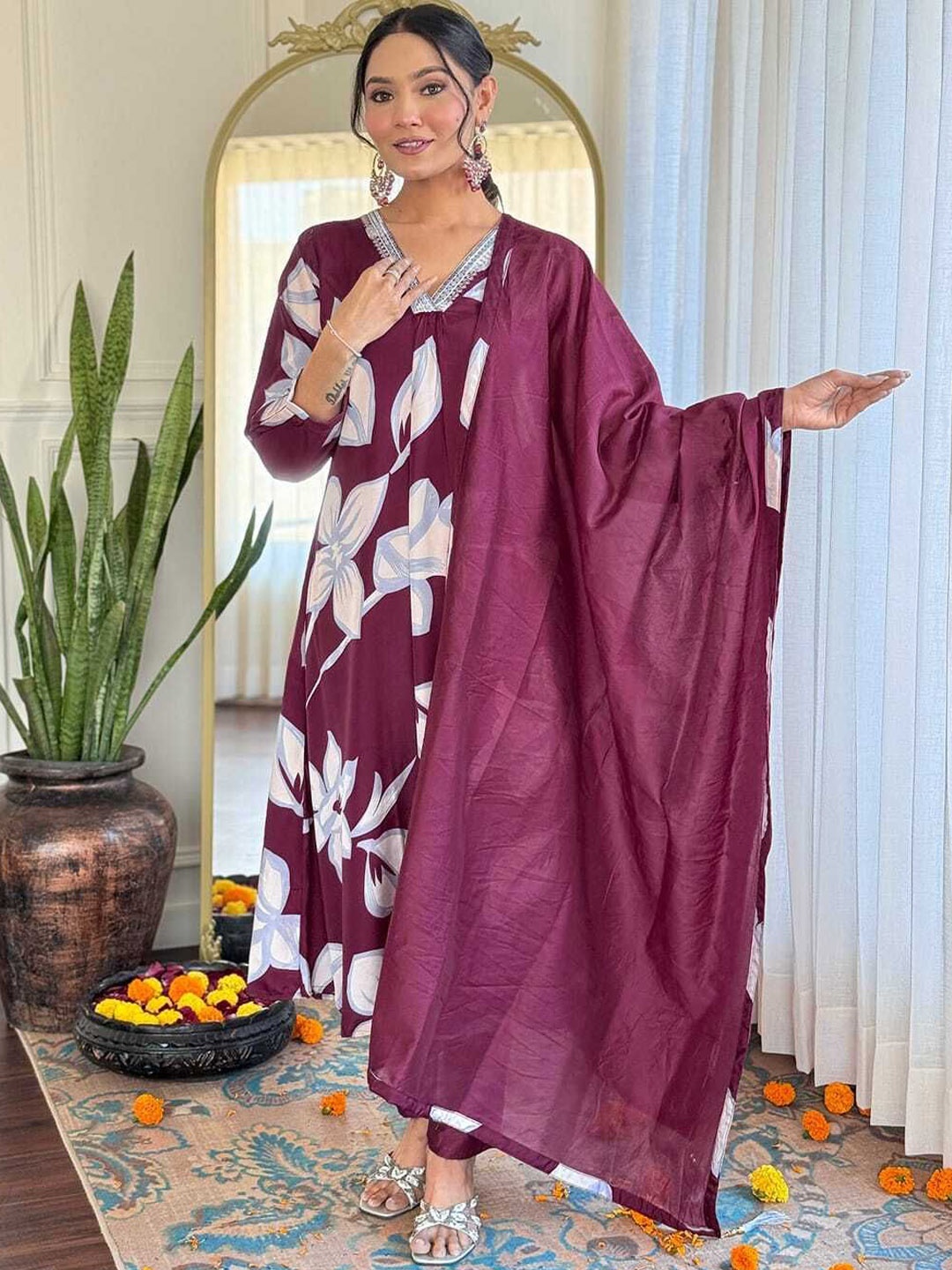 

REALLTREND Women Floral Printed Regular Kurta with Trousers & With Dupatta, Lavender