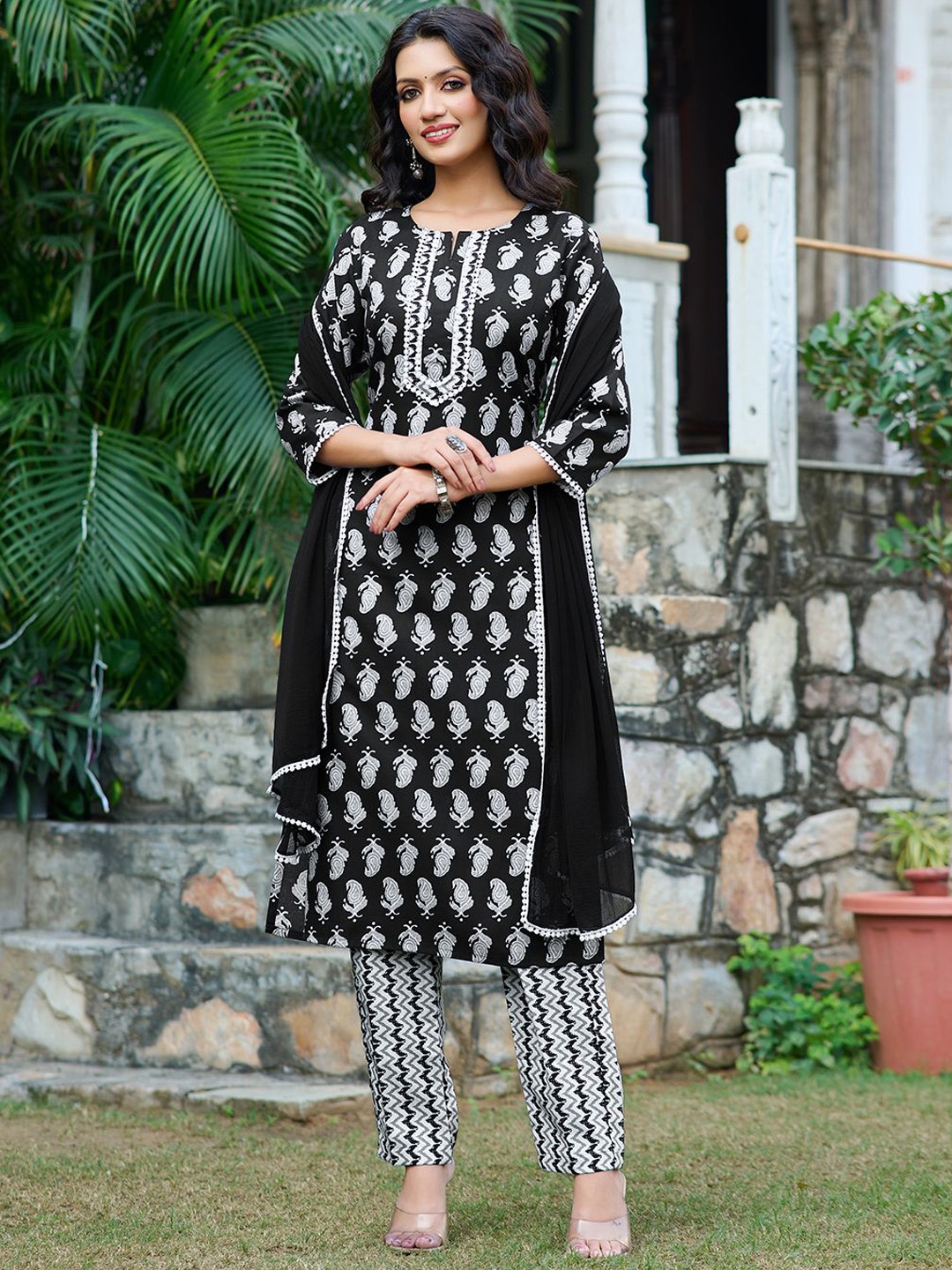 

Moda Rapido Women Floral Printed Regular Kurta with Trousers & With Dupatta, Black