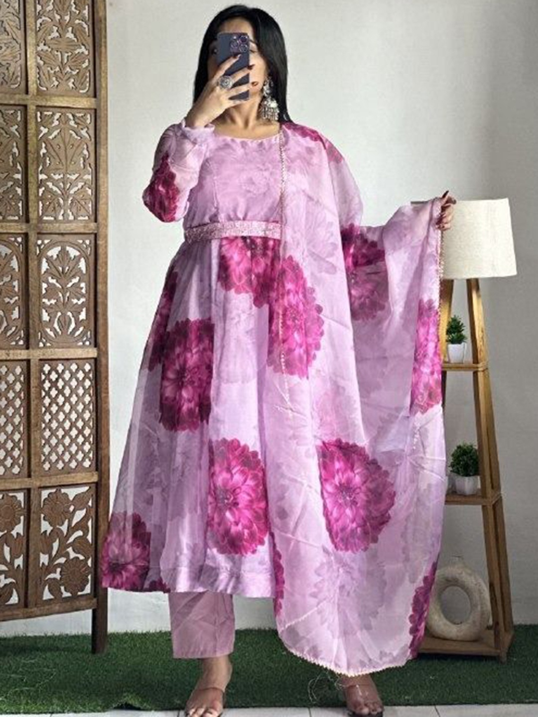 

LERIYU Women Floral Printed Regular Kurta with Trousers & With Dupatta, Pink