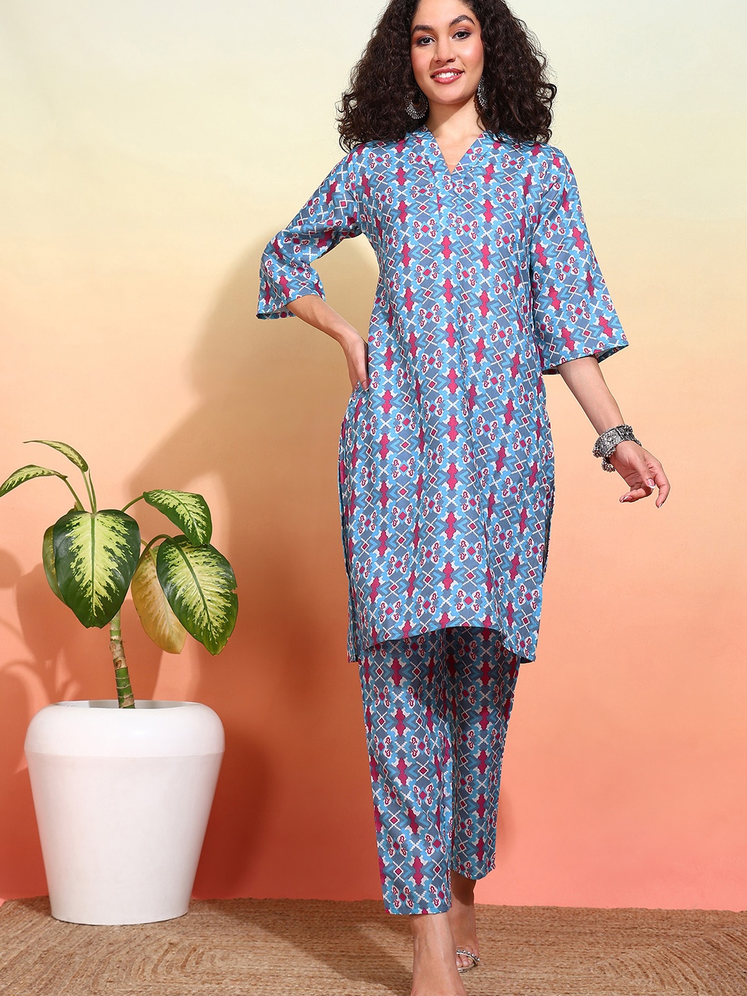 

DIVASTRI Geometric Printed V-Neck Straight Kurta With Trousers, Blue