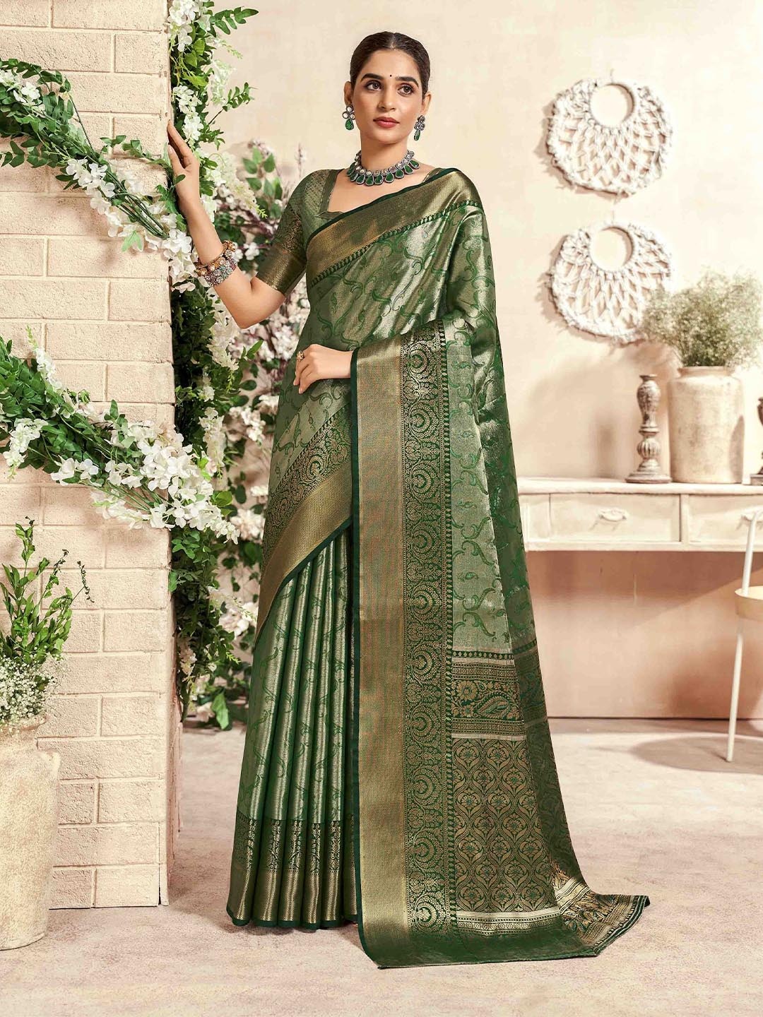

DIVASTRI Embellished Zari Silk Blend Dharmavaram Saree, Green