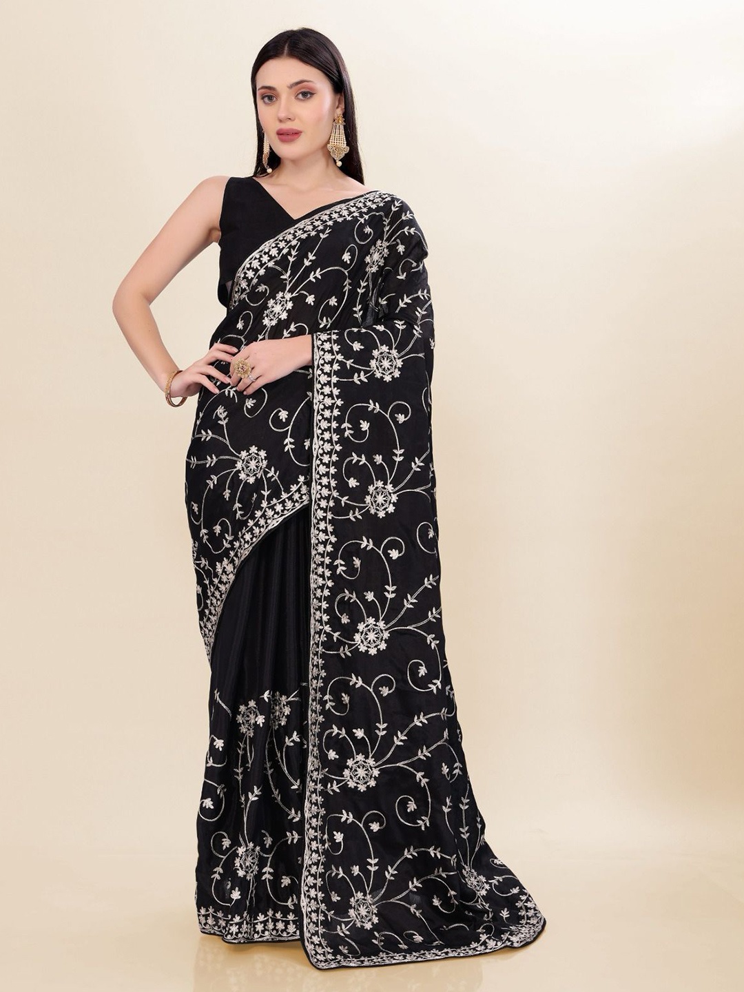 

VenderVilla Floral Sequinned Saree, Black