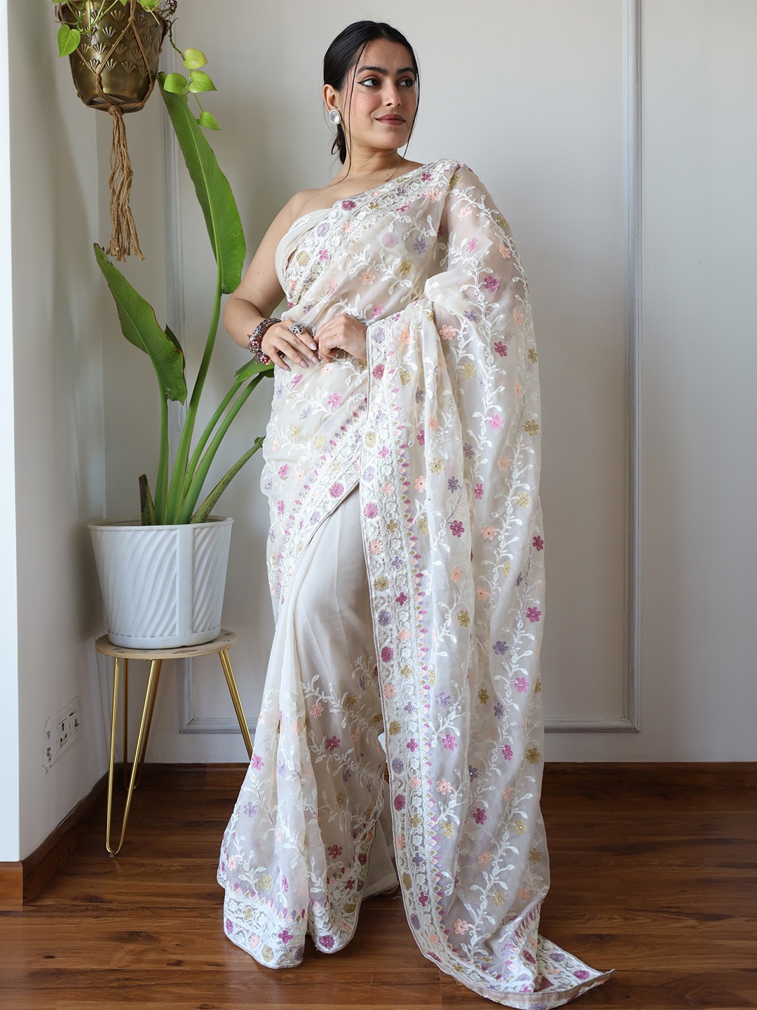 

Panzora Floral Embroidered Net Saree, White