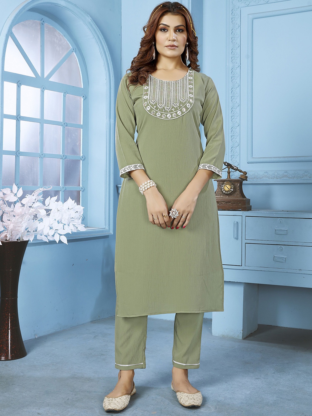 

DIVASTRI Women Floral Embroidered Regular Gotta Patti Pure Cotton Kurta with Trousers, Green