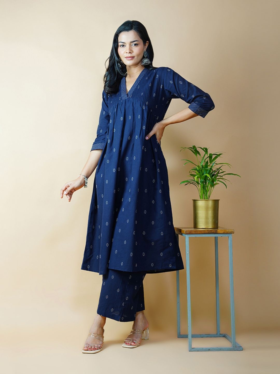 

AKISO Women Ethnic Motifs Regular Pure Cotton Kurta with Trousers, Navy blue