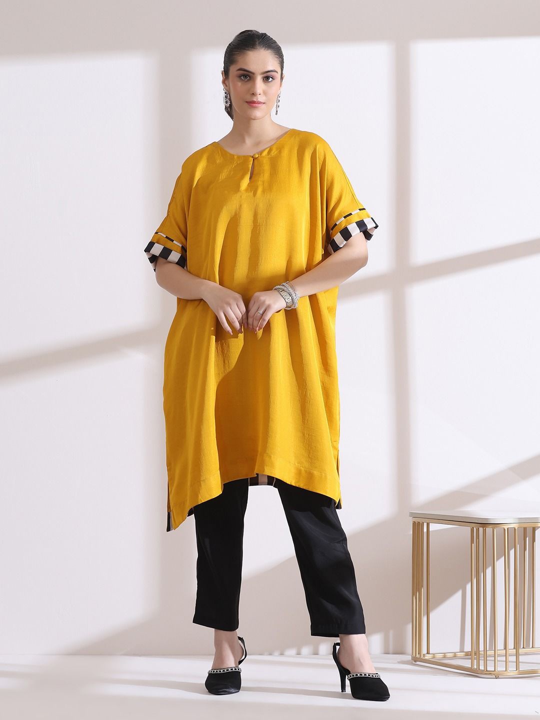 

Swtantra Prf'T Lux Easy Kurta With Chevron Inner Details, Yellow