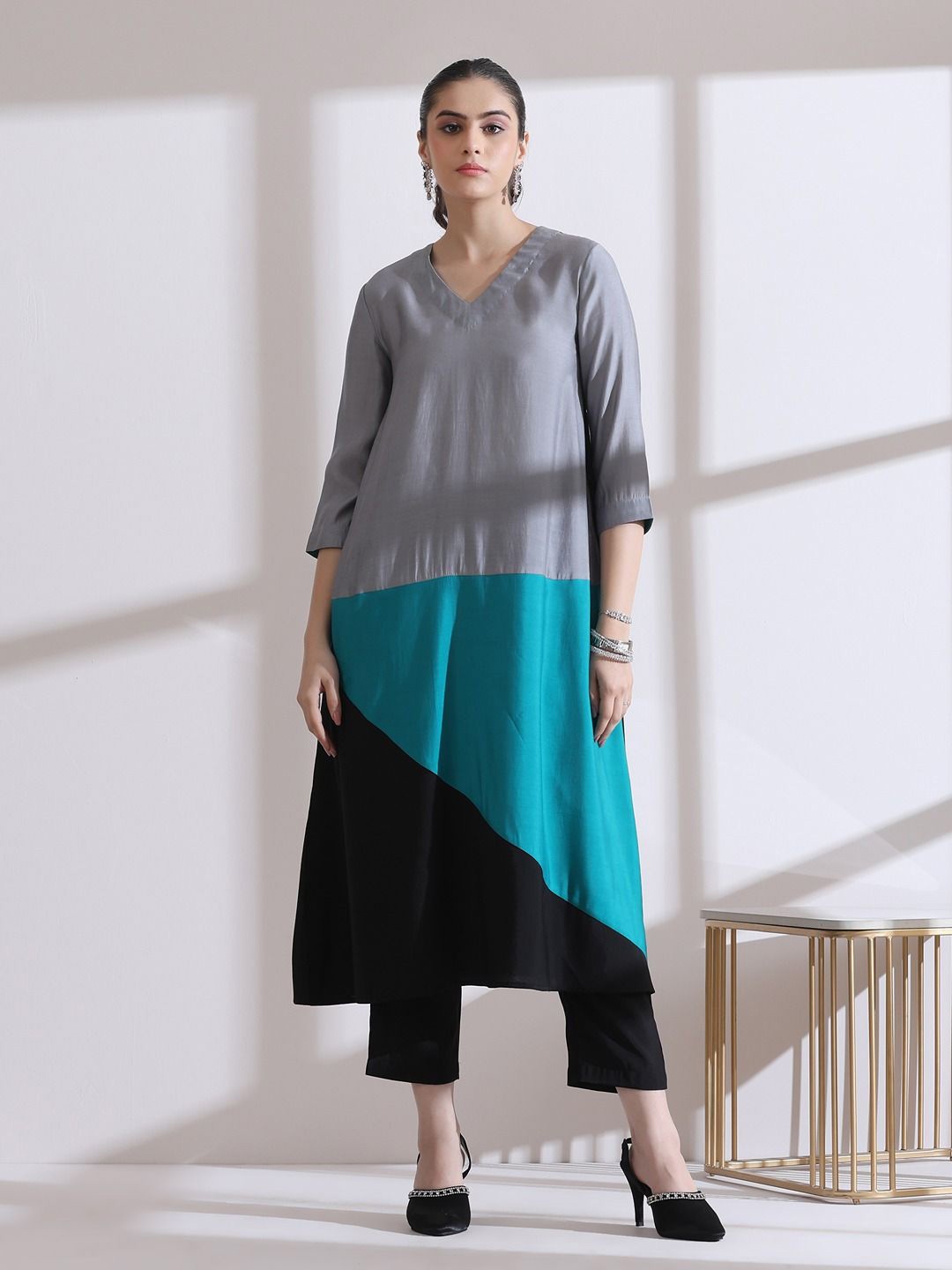 

Swtantra Airskin Colourblocked Triangle Kurta, Grey