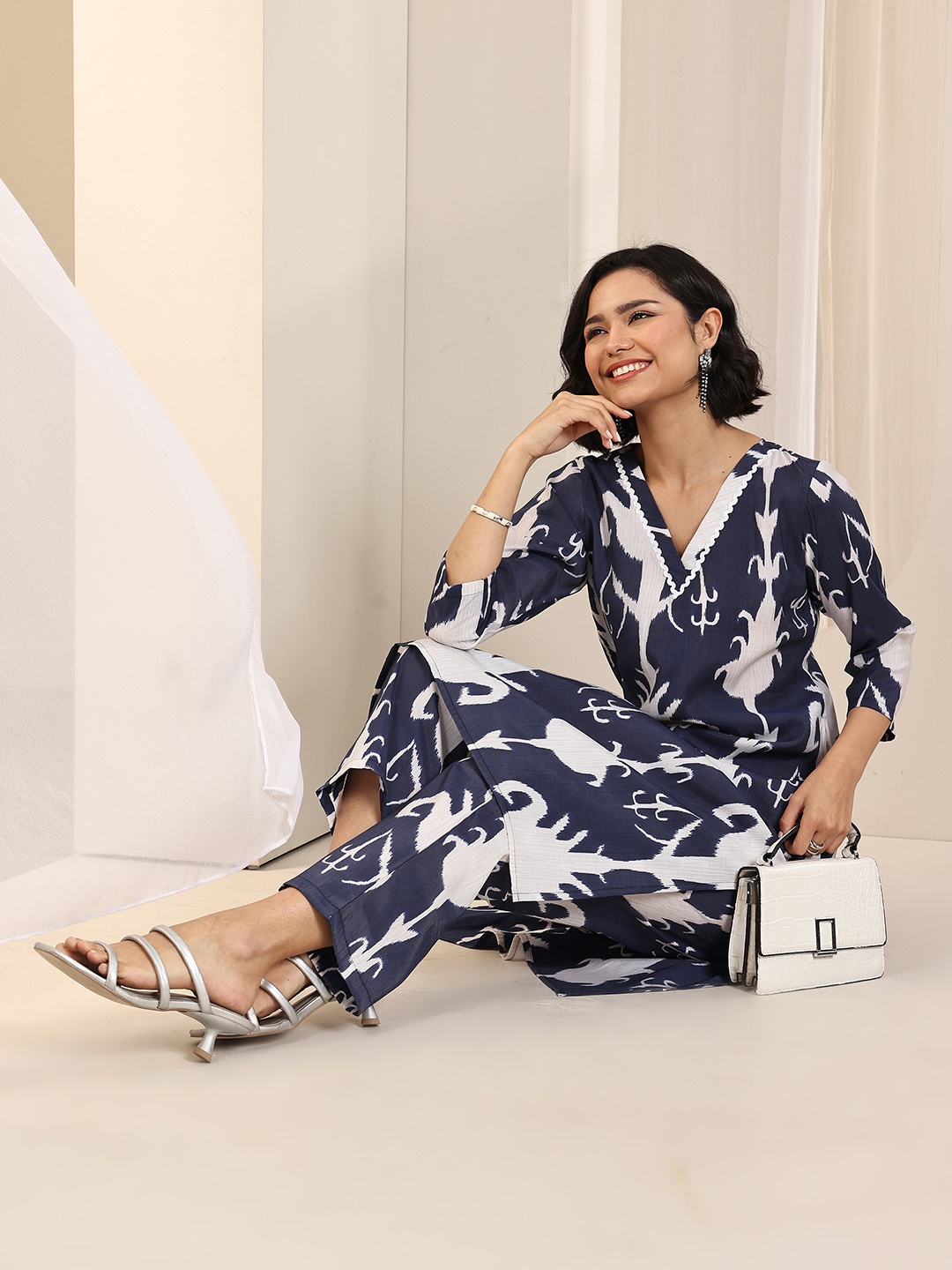 

Libas Women Ethnic Motifs Printed Regular Kurta with Trousers, Navy blue