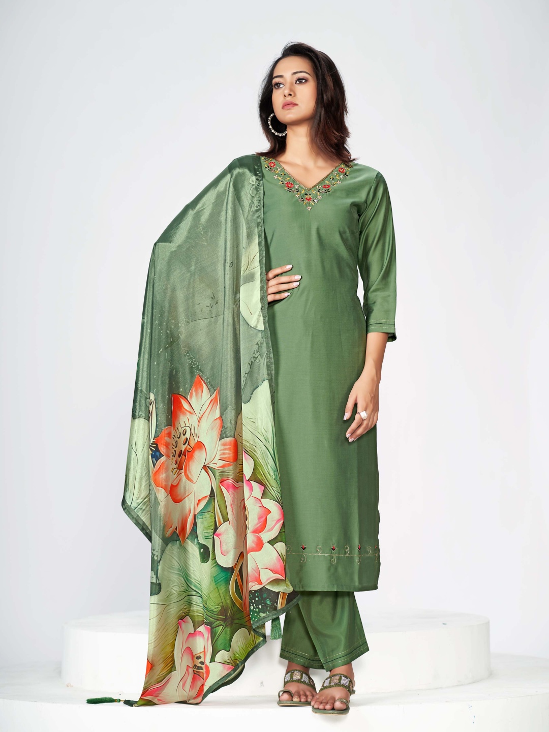 

ORUS Women Embroidered Regular Thread Work Pure Silk Kurta with Trousers & With Dupatta, Green