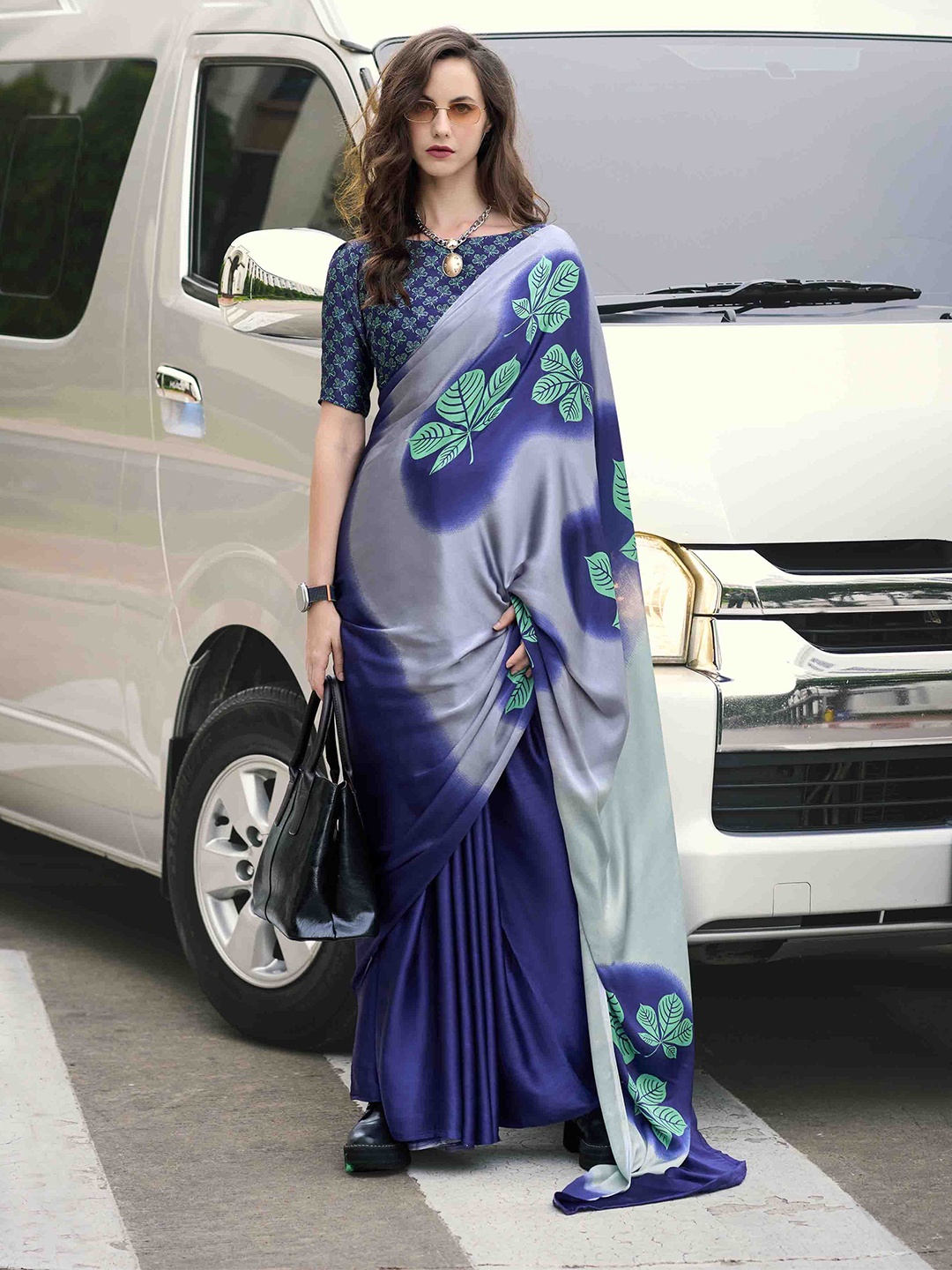 

DIVASTRI Floral Satin Saree, Navy blue