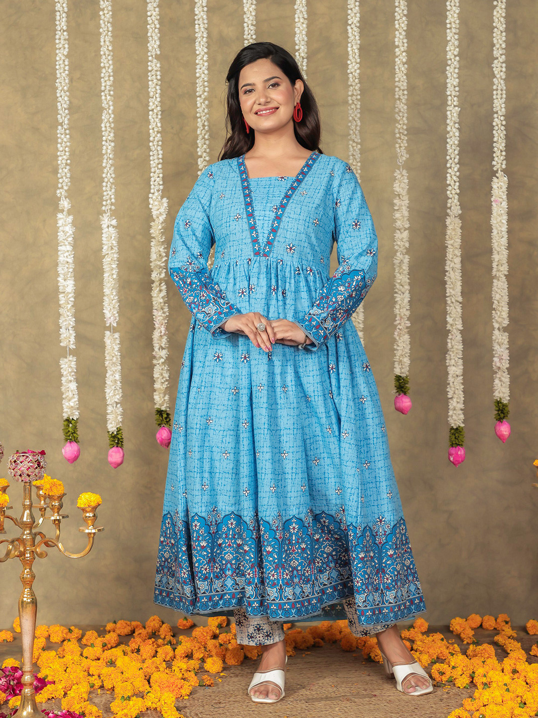 

Aramya Women Kurta Sets, Blue