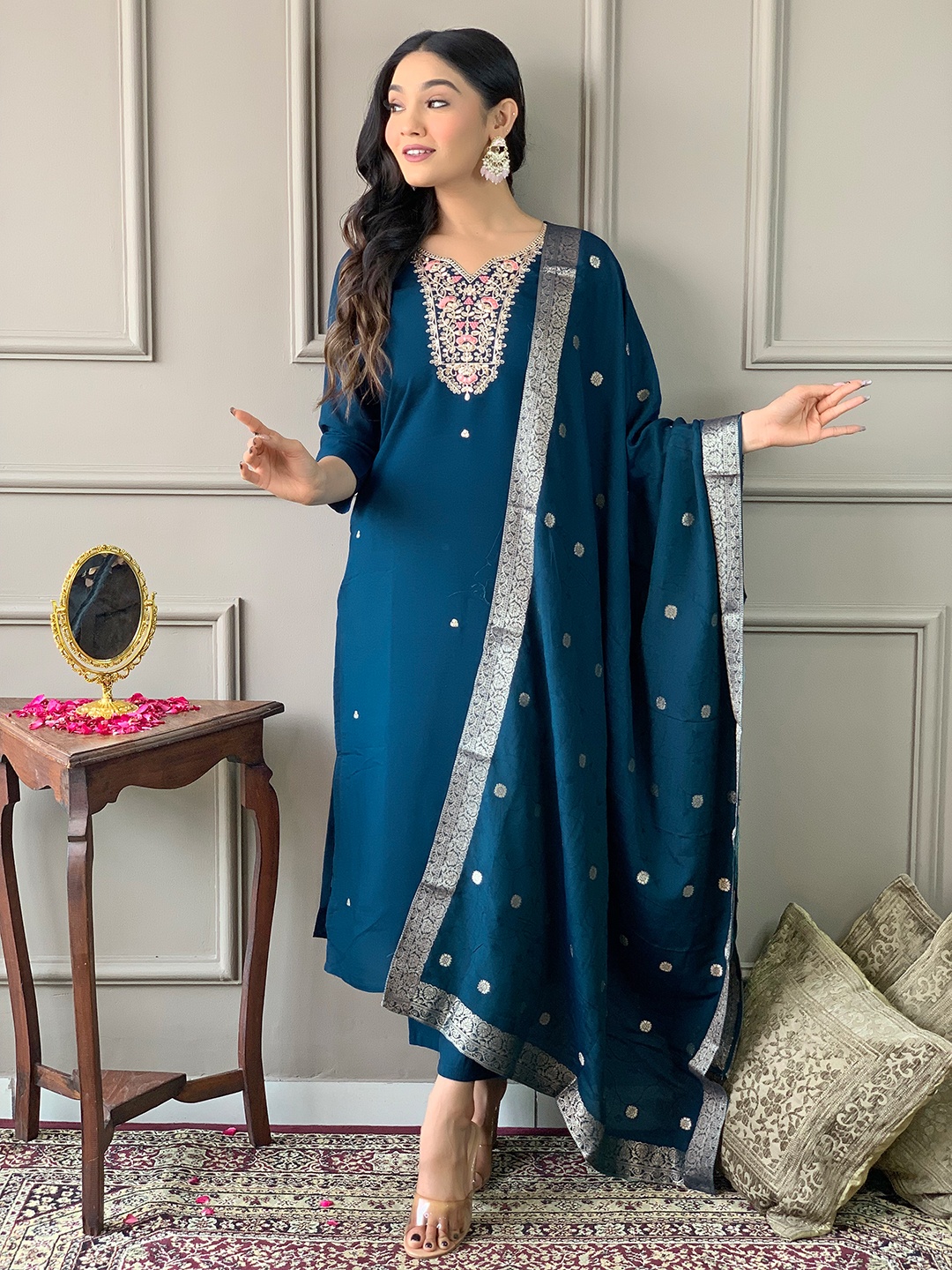

choiceit Women Floral Embroidered Regular Thread Work Kurta with Pyjamas & With Dupatta, Blue