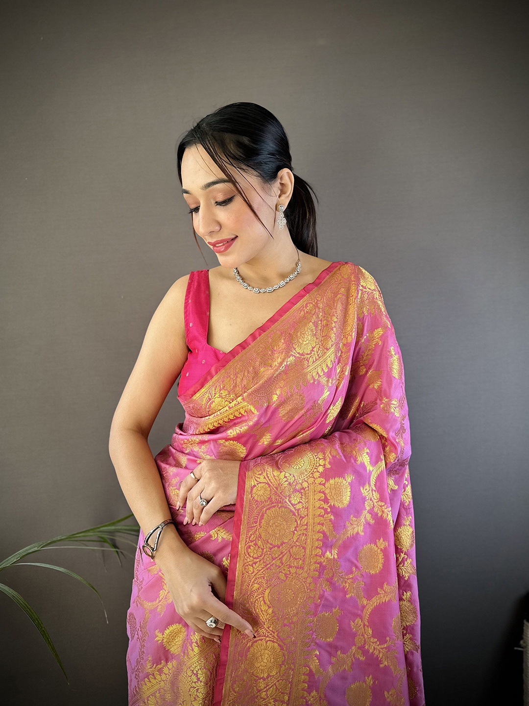 

NIWAA Woven Design Zari Pure Silk Banarasi Saree, Pink