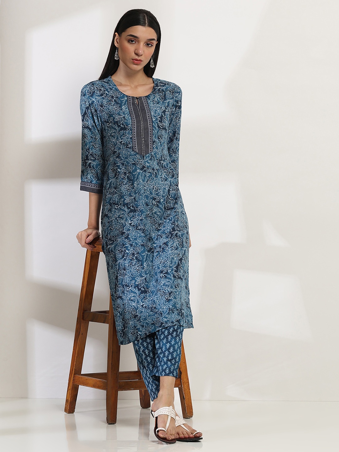 

Rangriti Women Floral Printed Regular Kurta with Palazzos, Blue