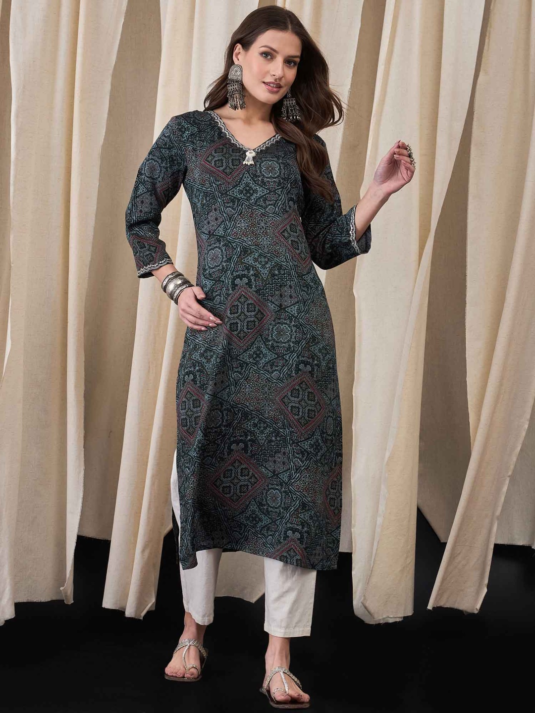 

Anouk Floral Printed V-Neck Thread Work Straight Kurta, Teal