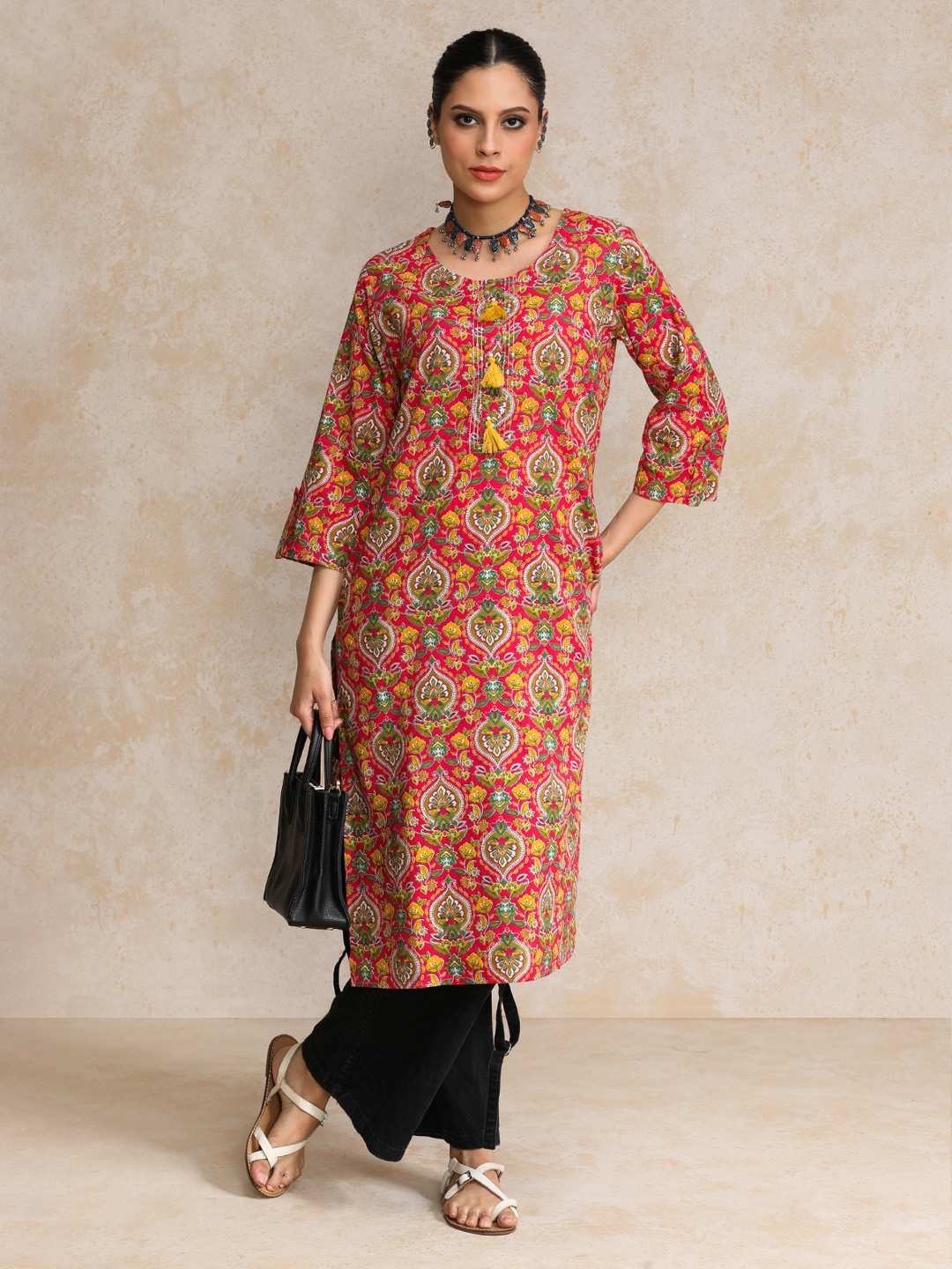 

Varanga Floral Printed Cotton Round Neck Straight Kurta, Pink
