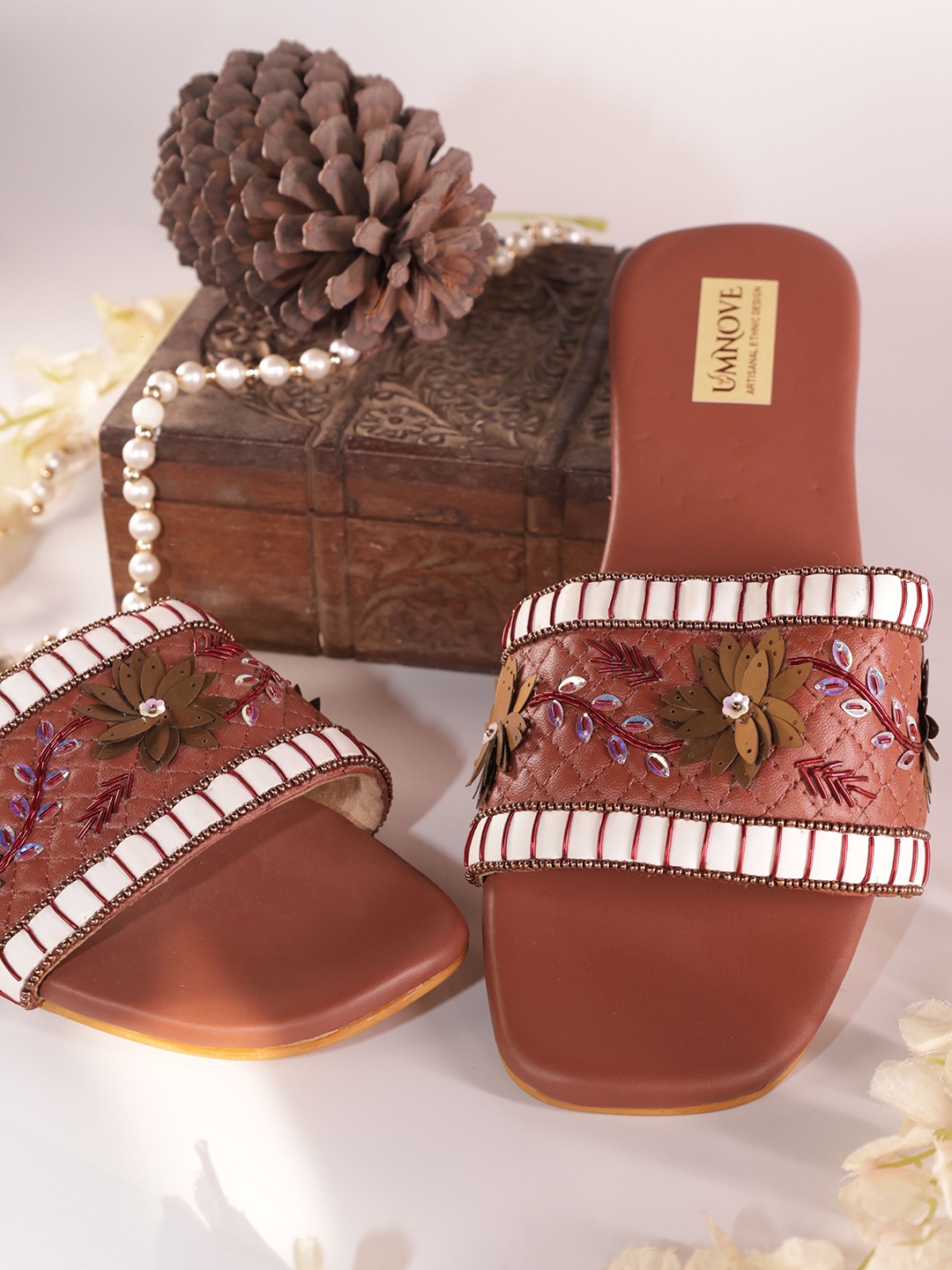 

UMNOVE Women Embellished Ethnic Open Toe Flats with Embroidered, Coffee brown