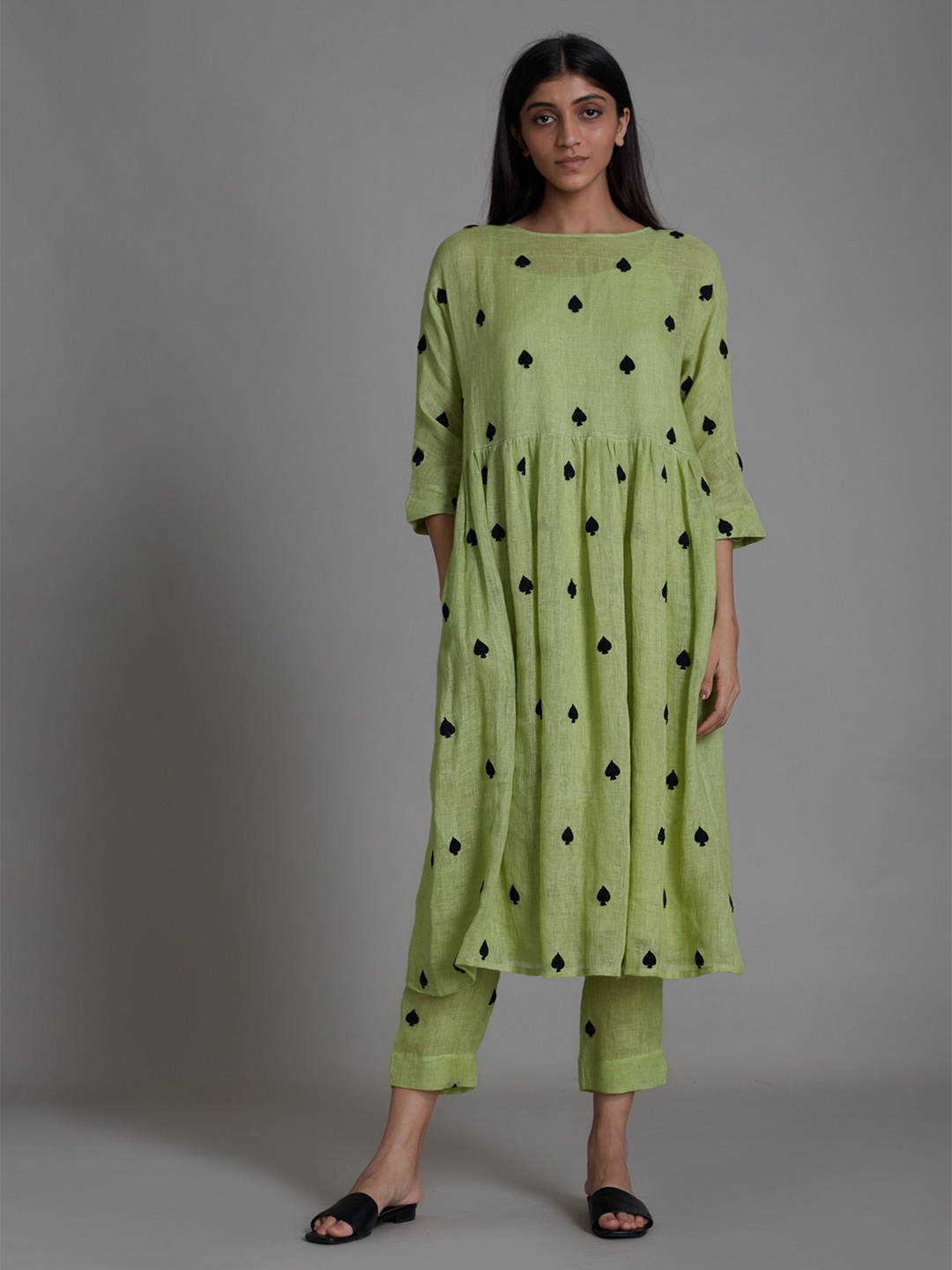 

MATI Women Printed Empire Linen Kurta with Trousers, Green