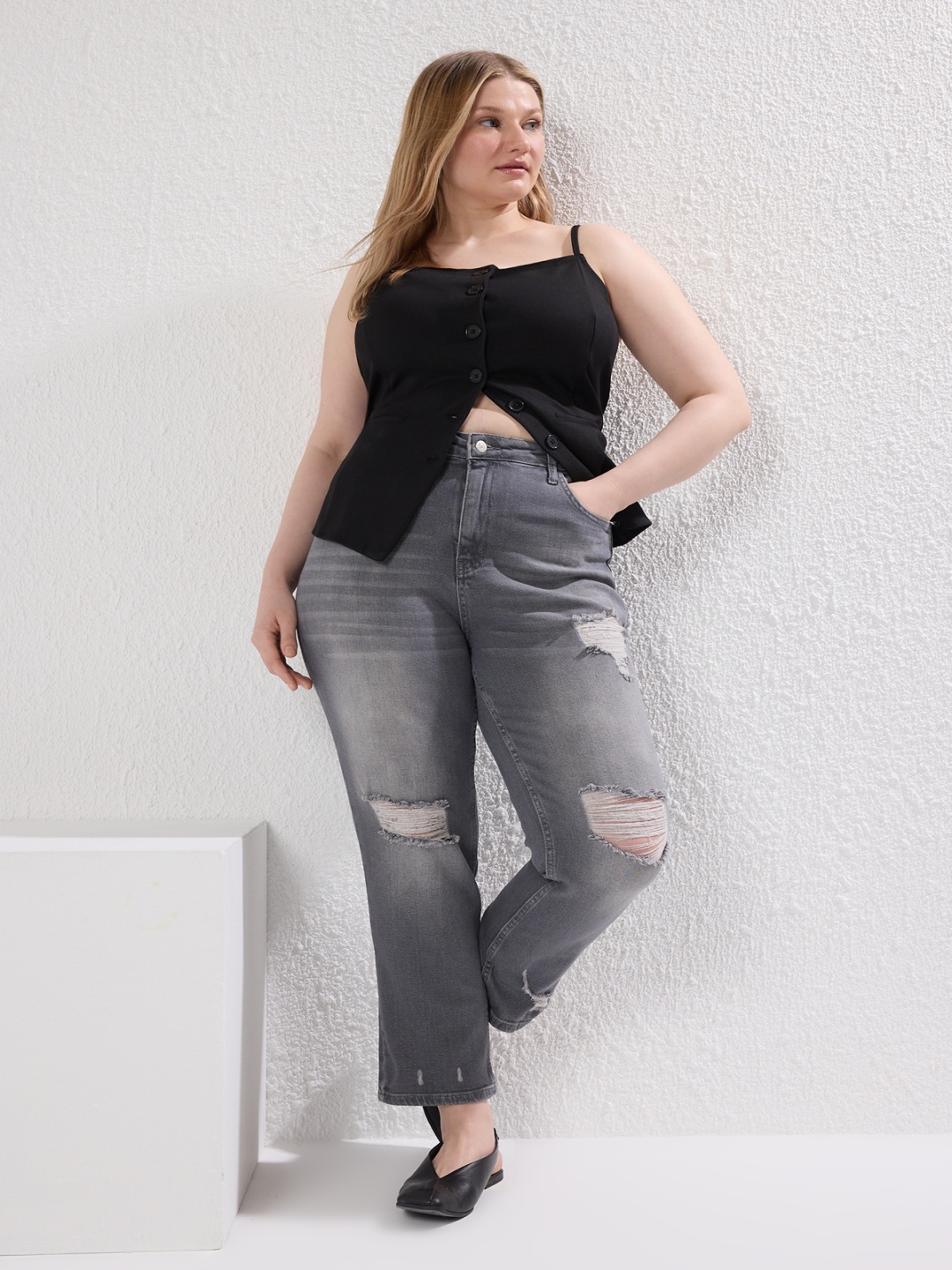 

Trendyol Women Highly Distressed Heavy Fade Jeans, Na