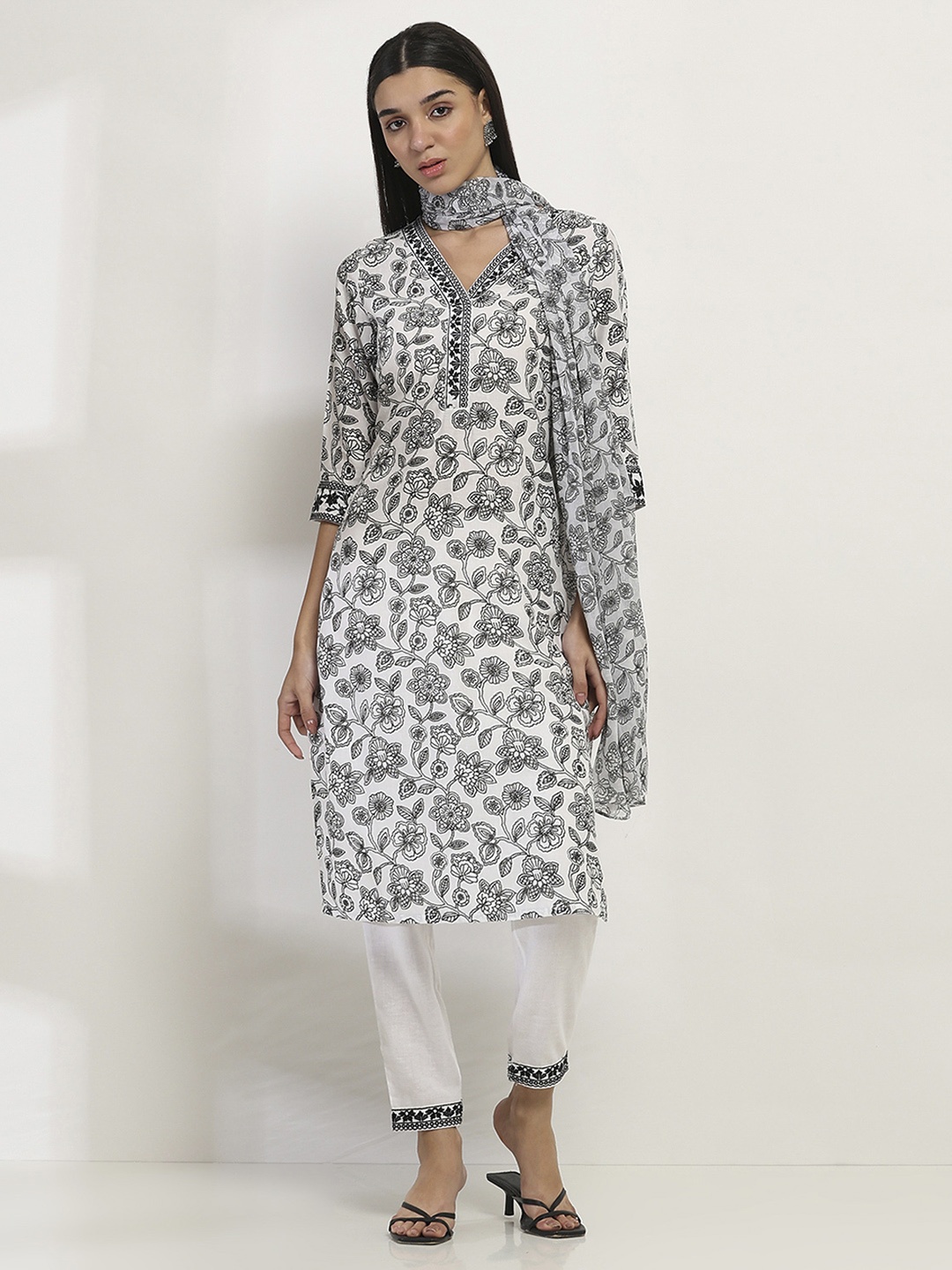 

Rangriti Women Floral Printed Regular Kurta with Trousers & With Dupatta, White