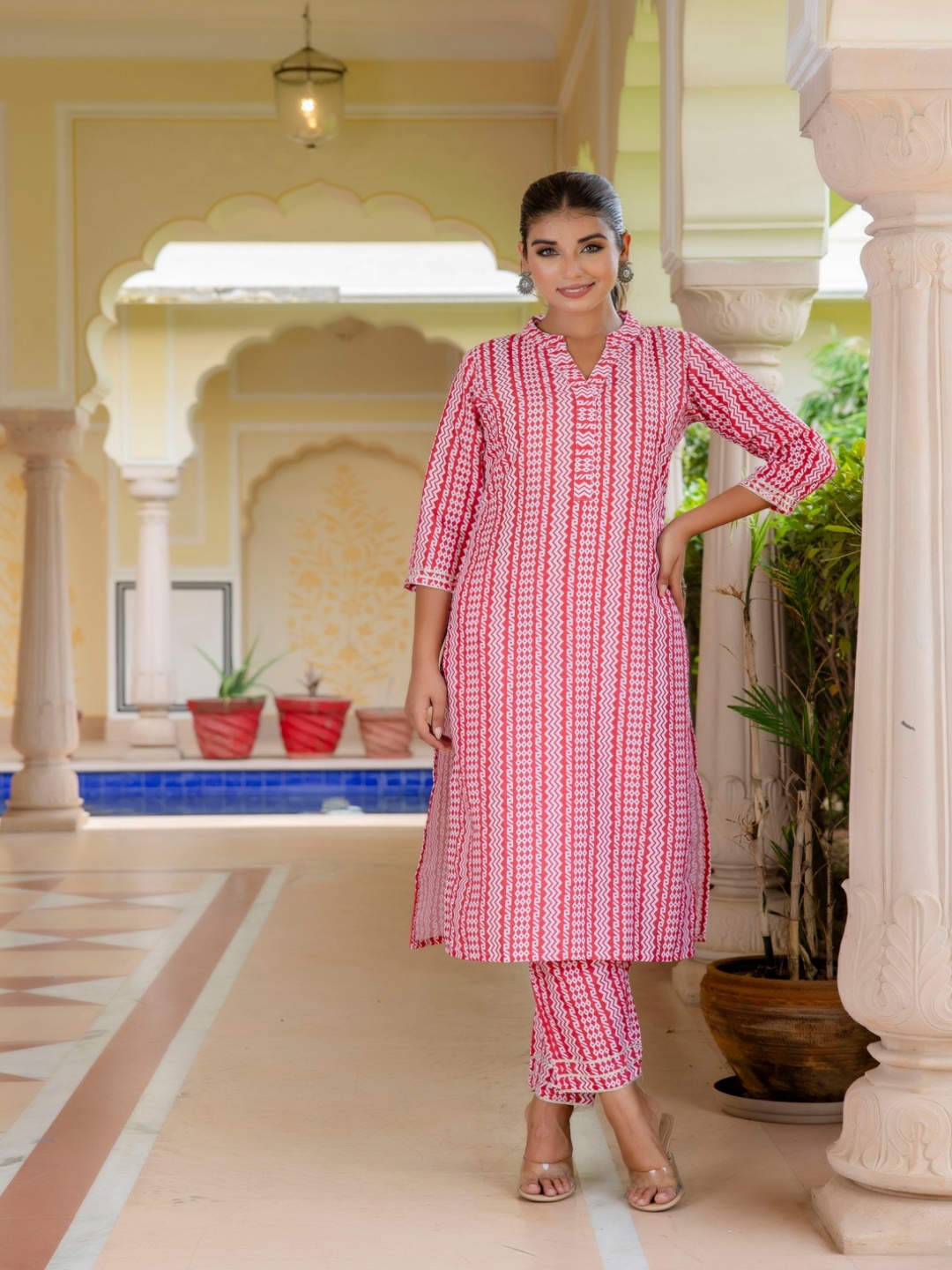 

Lookmark Women Floral Printed Regular Kurta with Trousers, Pink