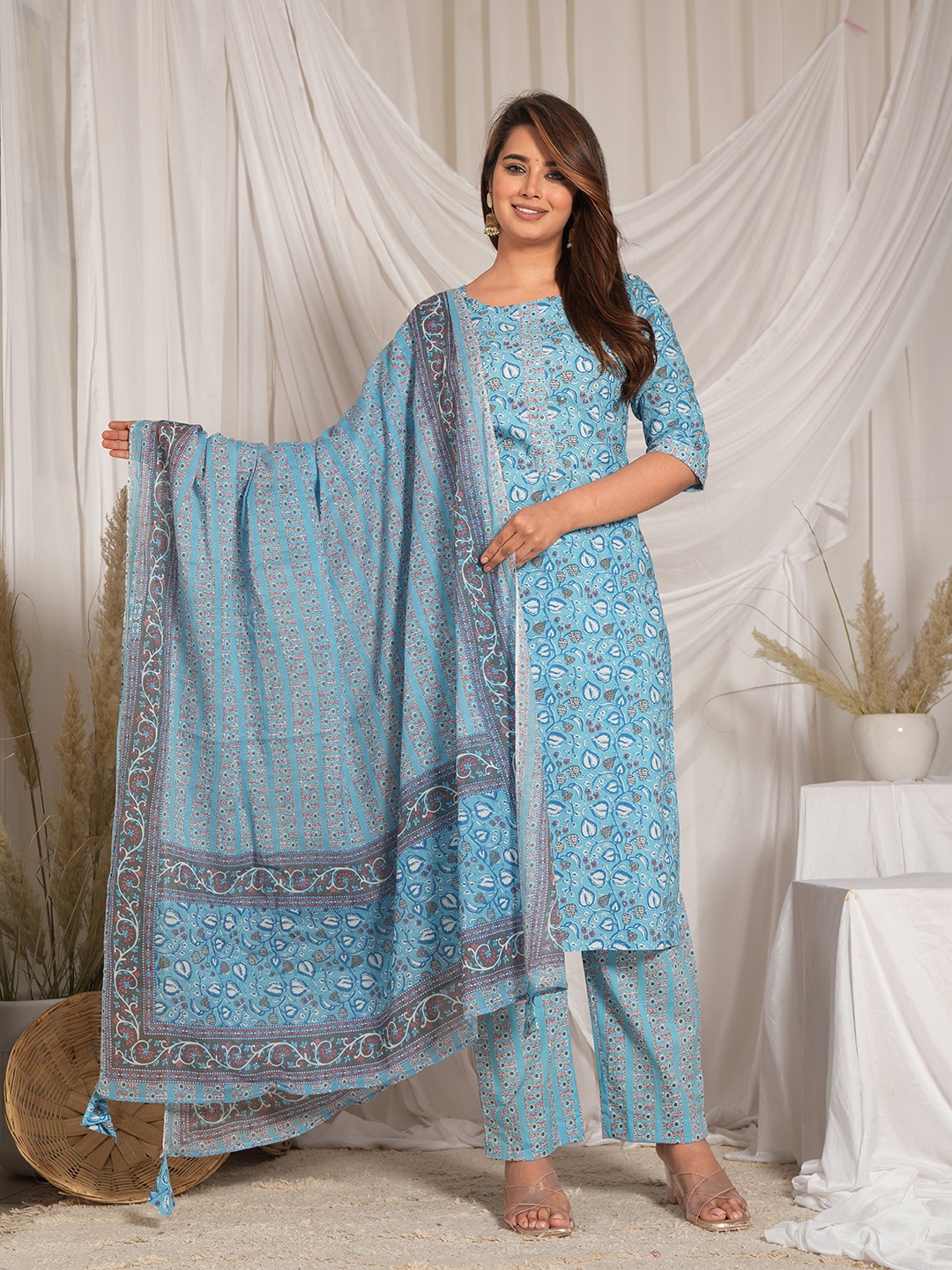 

Meena Bazaar Women Floral Printed Regular Kurta with Trousers & With Dupatta, Blue