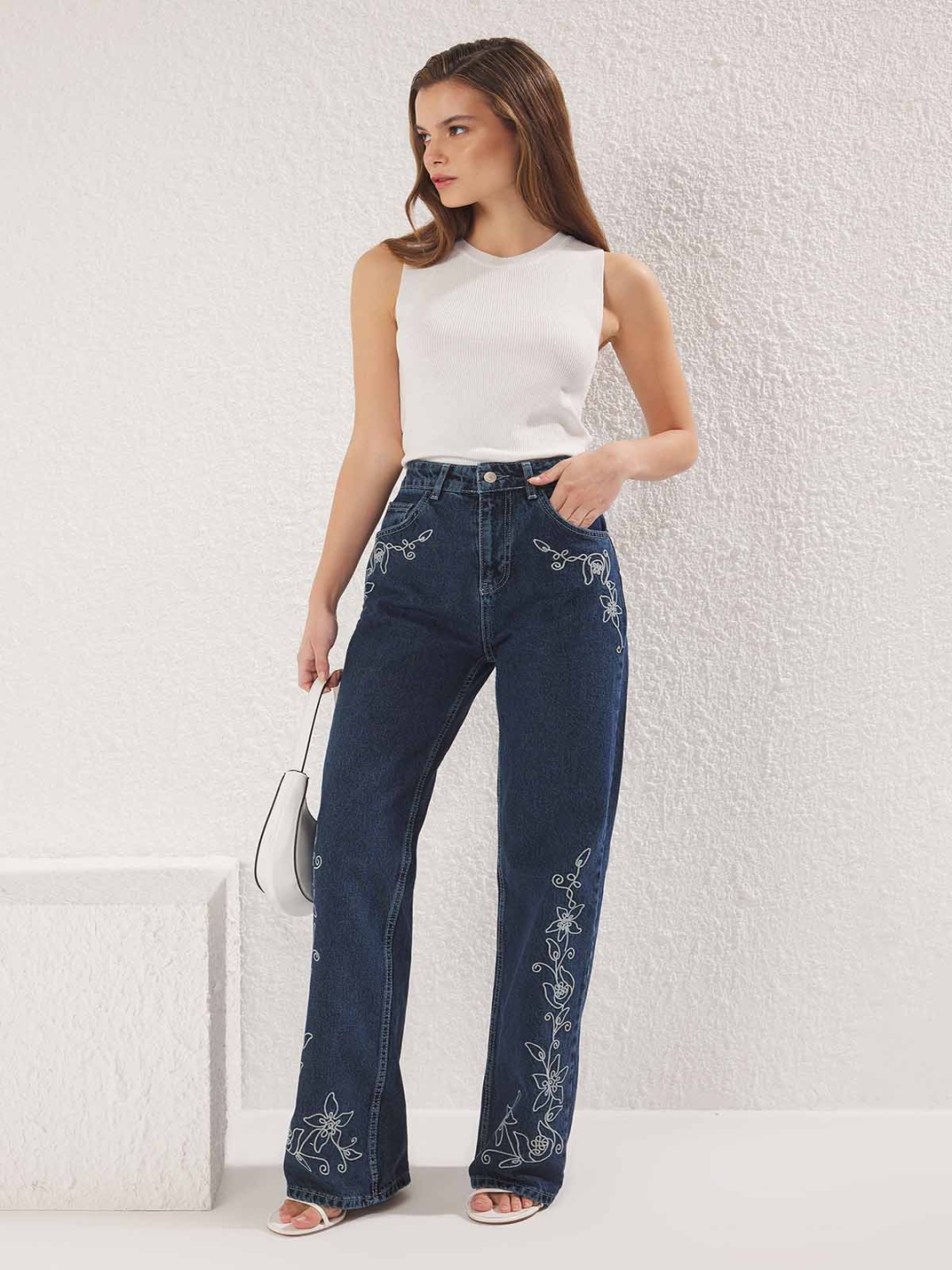 

Trendyol Women Highly Distressed Jeans, Na