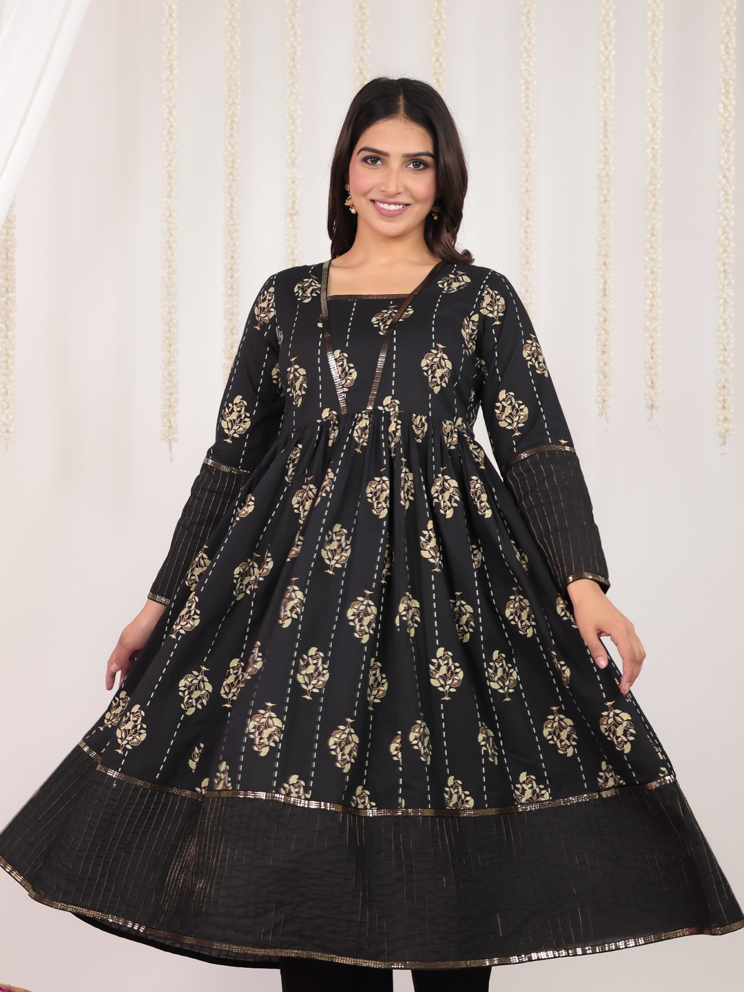 

Aramya Floral Printed Square Neck Anarkali Kurta, Black