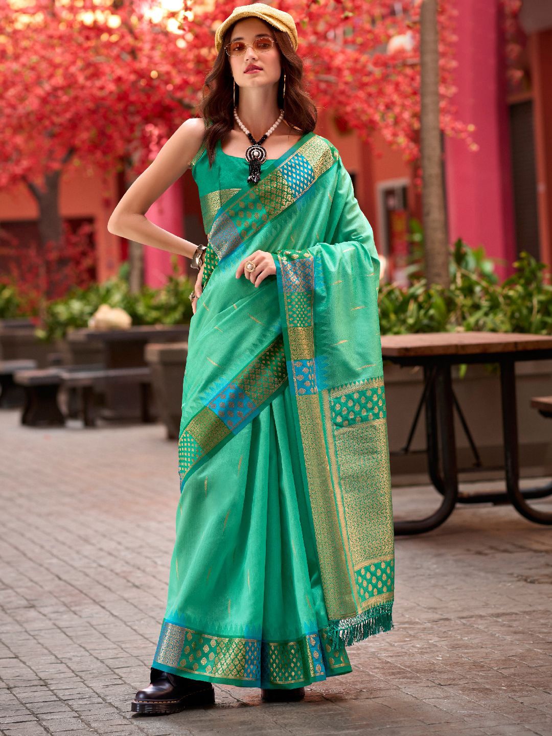 

DIVASTRI Ethnic Motifs Zari Silk Blend Banarasi Saree, Sea green