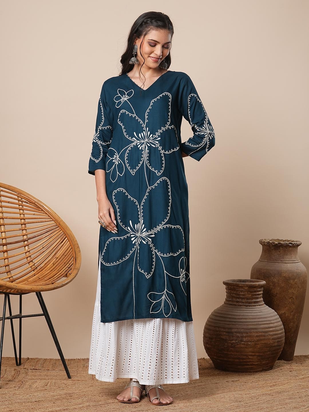 

FASHOR Floral Embroidered V-Neck Thread Work Straight Kurta, Green