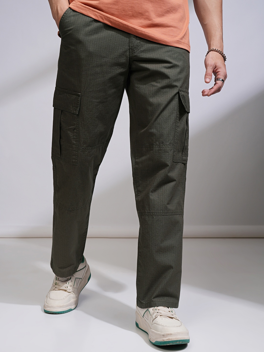 

HIGHLANDER Men Loose Fit High-Rise Cargos Trousers, Grey