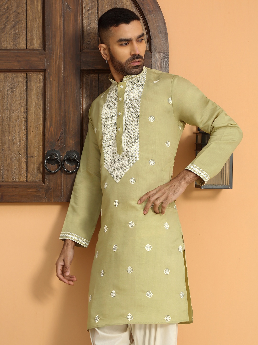 

KRAFT INDIA LUXE Floral Embroidered Thread Work Mandarin Collor Straight Kurta, Green
