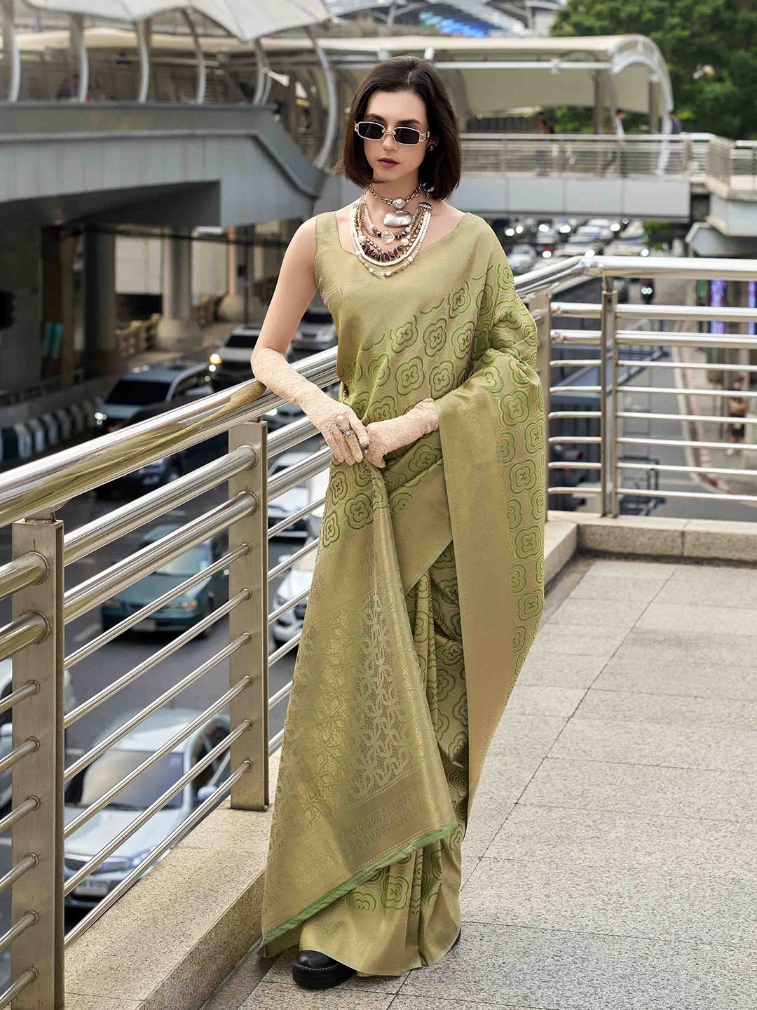 

DIVASTRI Woven Design Zari Silk Blend Kanjeevaram Saree, Green