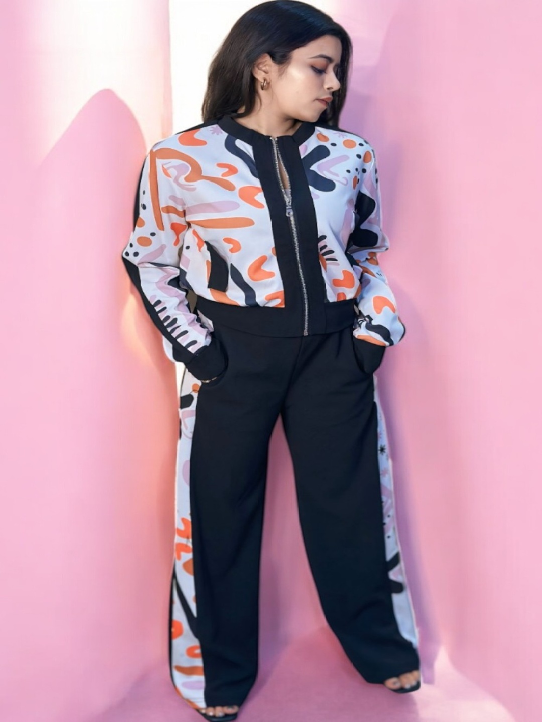 

HOW House Of Wear Abstract Printed Mandarin Collar Sweatshirt With Trousers, Black