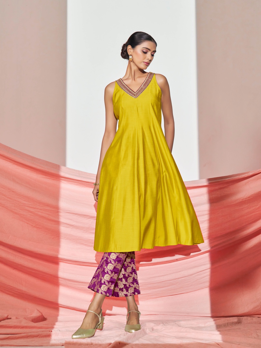 

Sangria Women Sleeveless A-Line Kurta With Trousers & Dupatta Set, Green